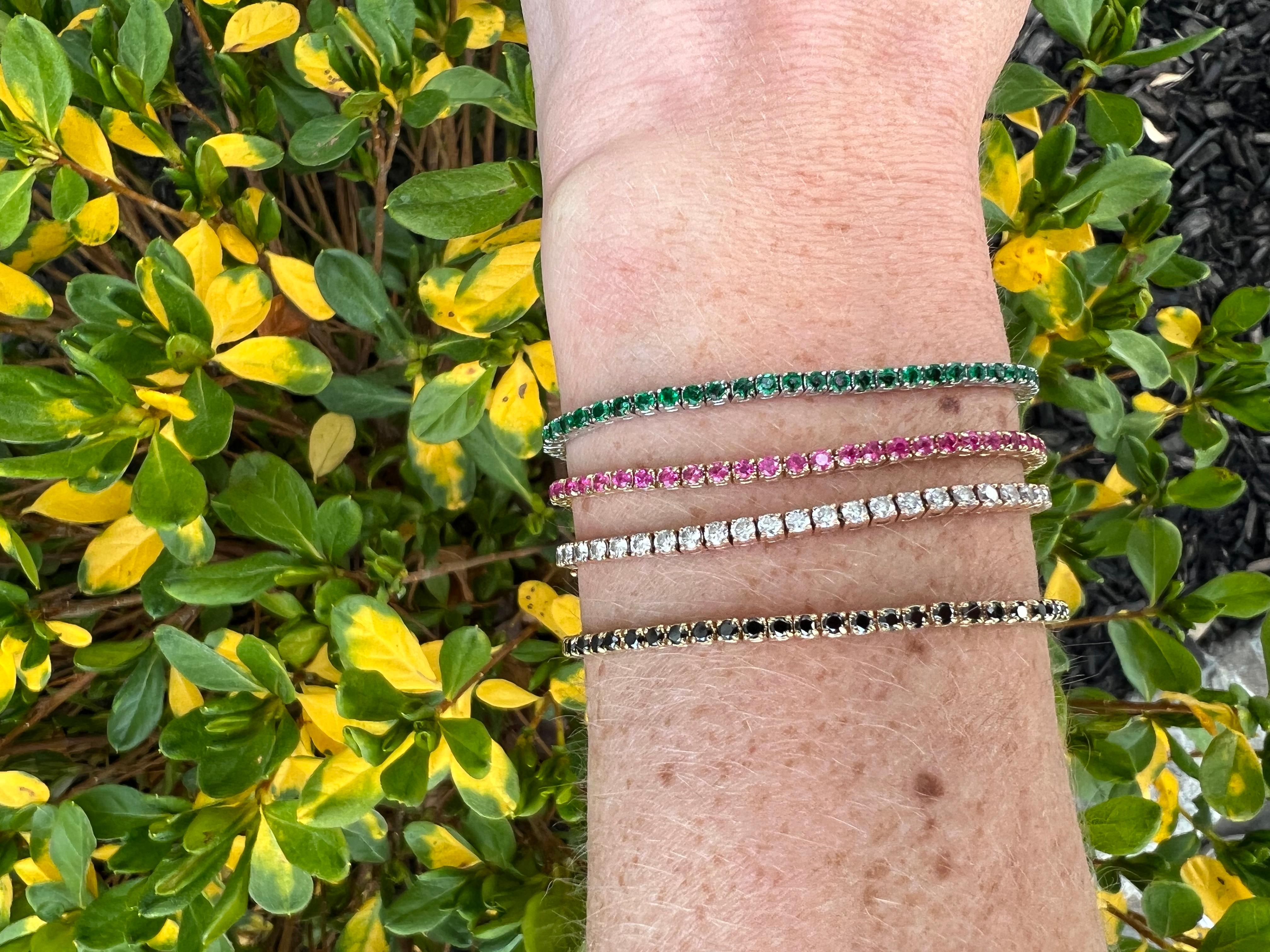 Dieses atemberaubende Schmuckstück ist mit 1,9 mm großen, pinkfarbenen Saphiren besetzt, die sorgfältig nach ihrer einzigartigen Farbe ausgewählt wurden. Das Armband misst 6,5