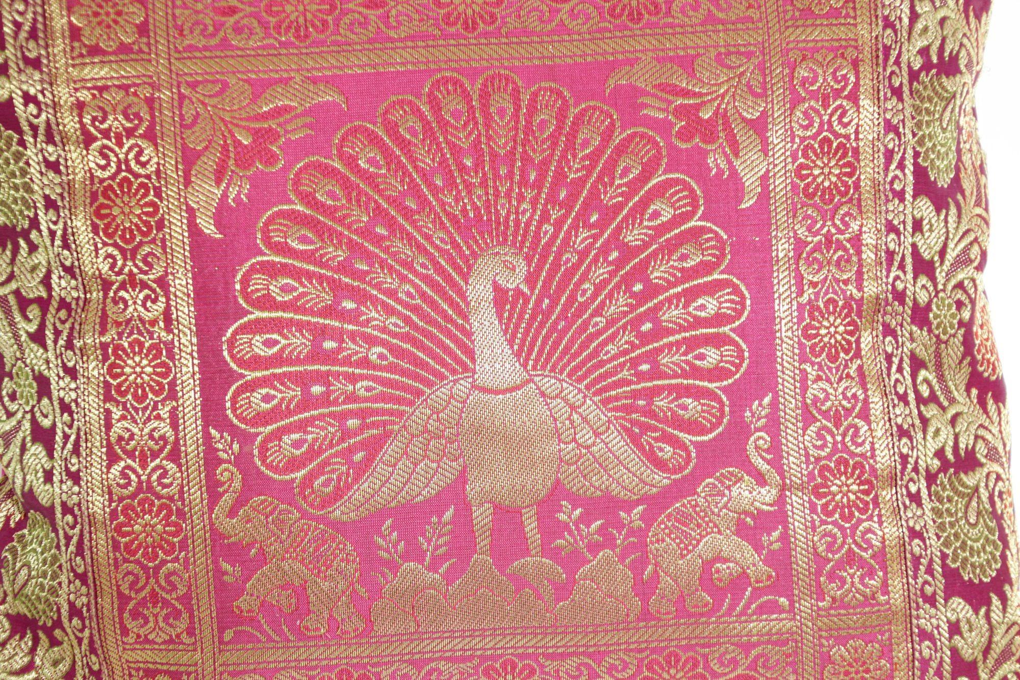 Cuscino decorativo rosa caldo in broccato di seta.
Copricuscino in seta realizzato in broccato rosa caldo e fili metallici dorati.
Cuscino decorativo in broccato di seta di ispirazione indiana con disegno di pavoni.
Elefanti con la proboscide alzata