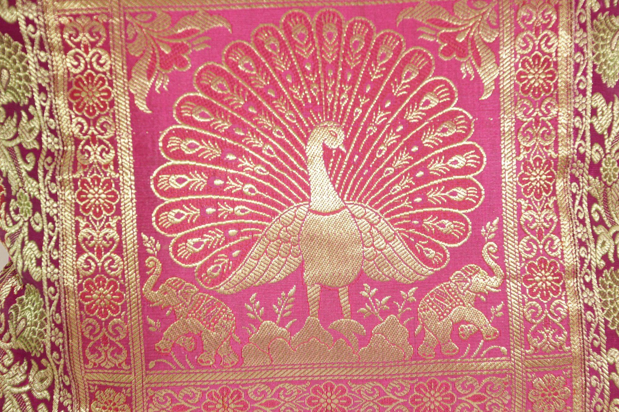 Moresco Cuscino di seta rosa caldo con pavoni India in vendita