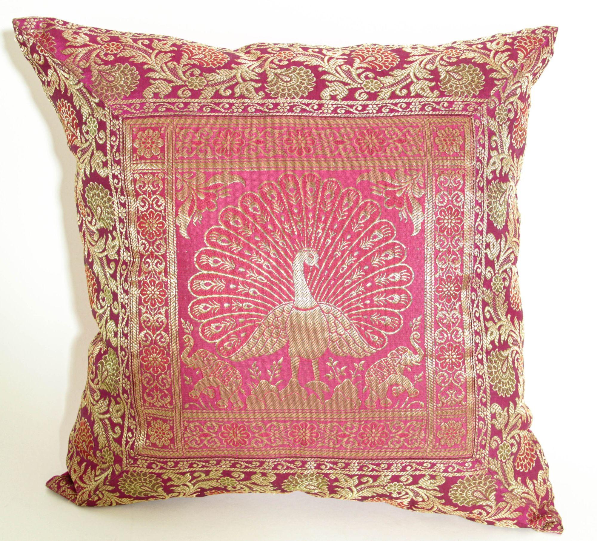 Indiano Cuscino di seta rosa caldo con pavoni India in vendita