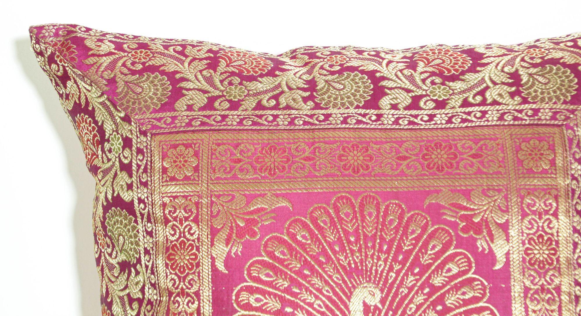 Cuscino di seta rosa caldo con pavoni India In condizioni buone in vendita a North Hollywood, CA