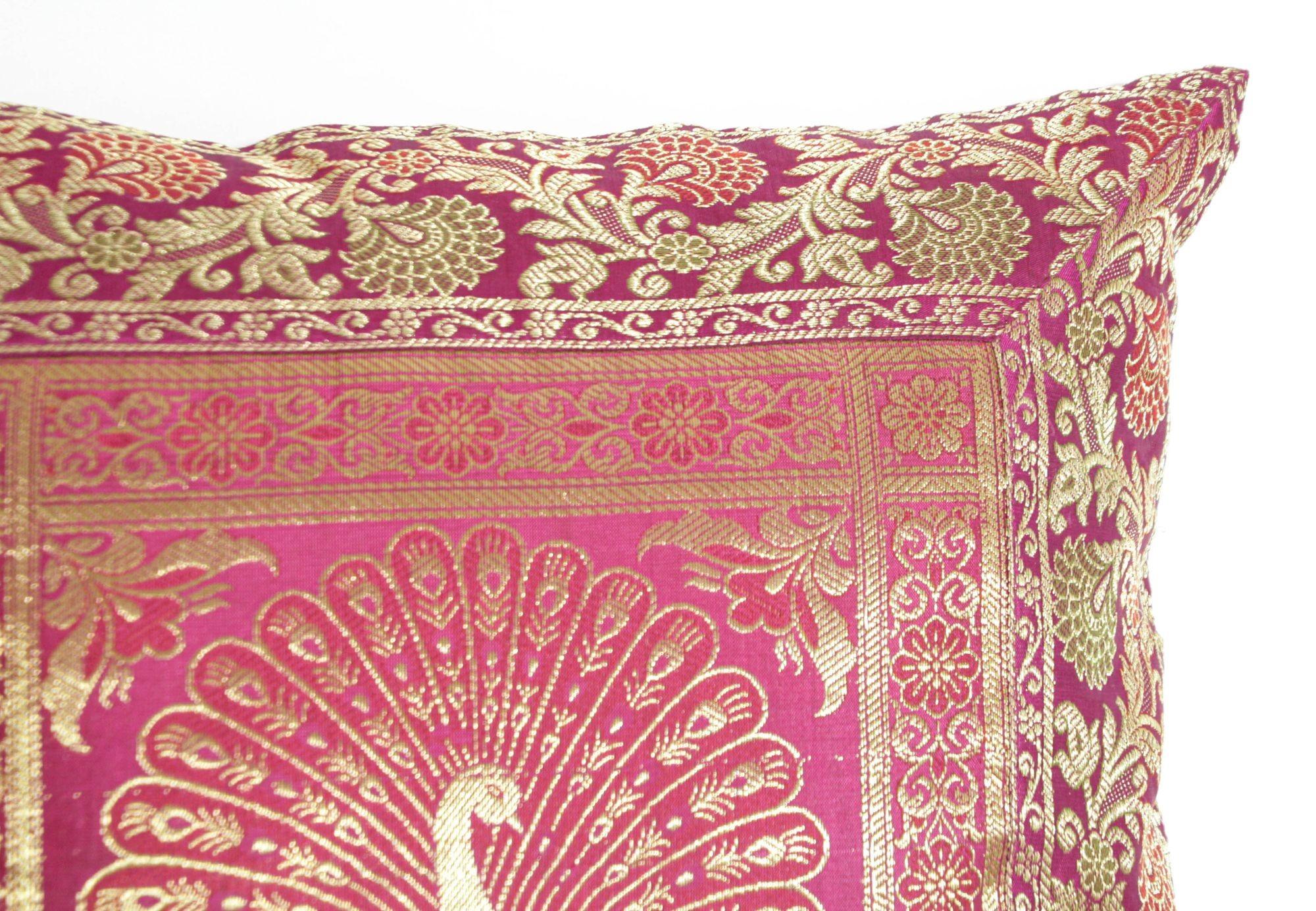 XX secolo Cuscino di seta rosa caldo con pavoni India in vendita