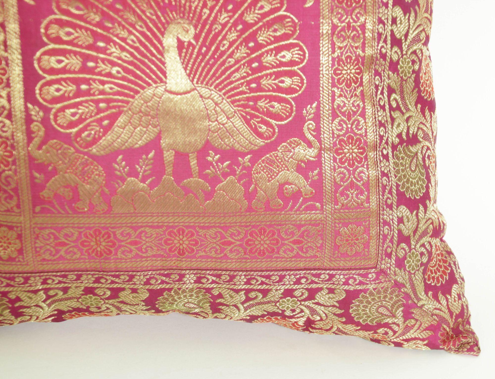Seta Cuscino di seta rosa caldo con pavoni India in vendita
