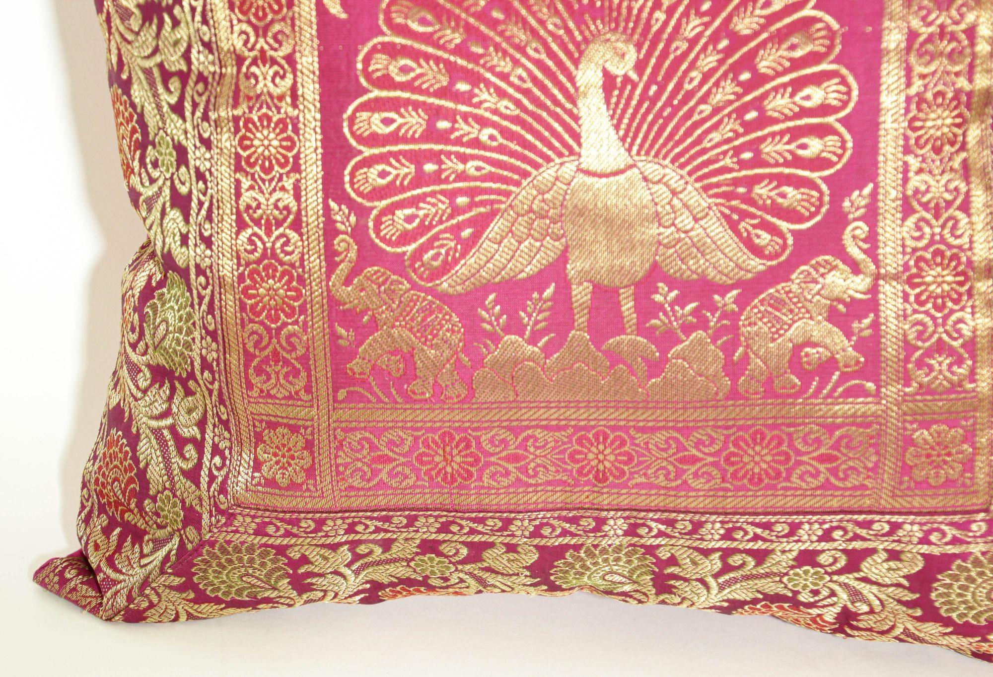 Cuscino di seta rosa caldo con pavoni India in vendita 1