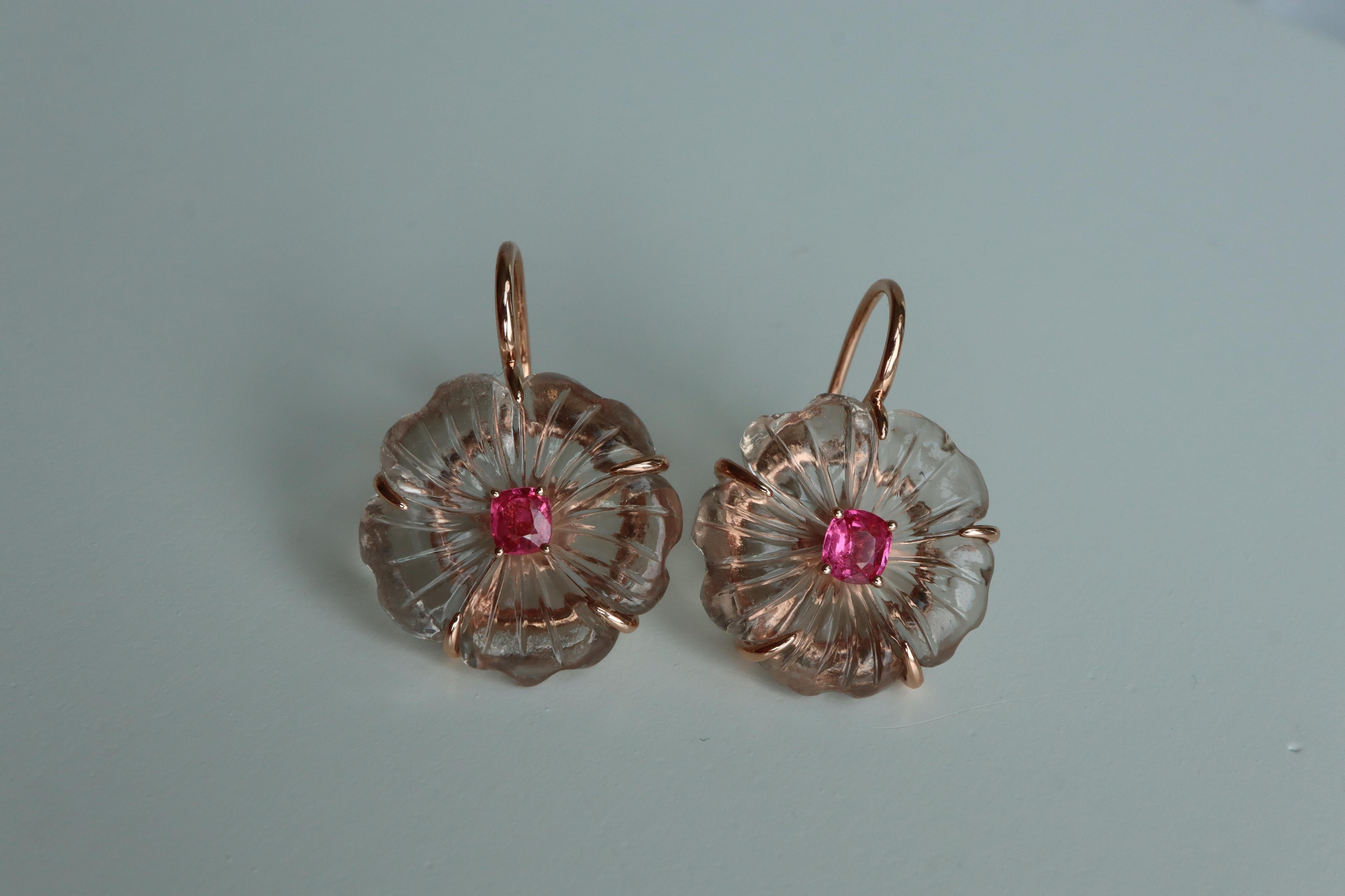 Eleganti orecchini a leva realizzati in oro rosa massiccio 18 carati, che presentano una coppia di spinelli rosa naturali e vibranti delicatamente incorniciati da fiori intagliati di quarzo rosa, creando un'armonia di colori fresca e senza tempo.