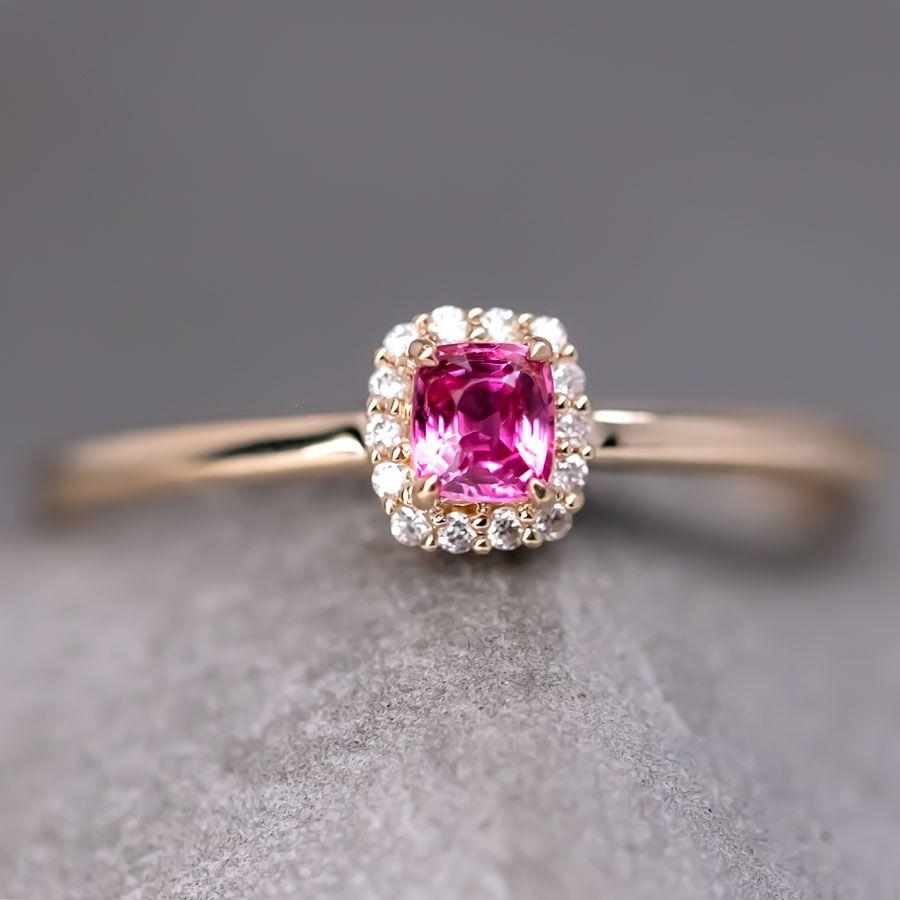 Anello con diamante e spinello rosa caldo in oro giallo 18 carati.


Spedizione nazionale gratuita USPS di prima classe! Borsa o scatola regalo in omaggio con ogni ordine!

L'opale, la regina delle gemme, è una delle gemme più belle del mondo. Ogni
