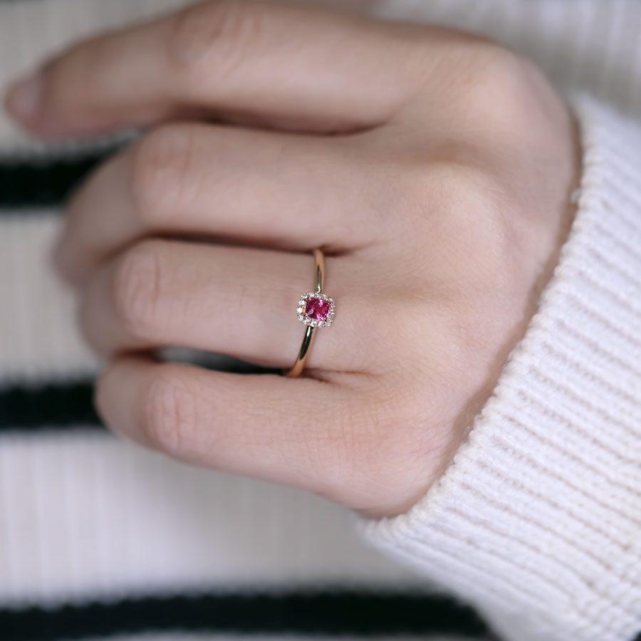 Arts and Crafts Anello con diamante e spinello rosa caldo in oro giallo 18 carati in vendita