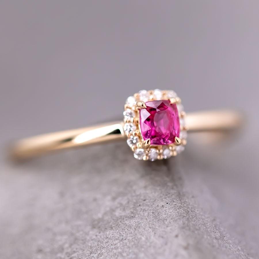 Taglio brillante Anello con diamante e spinello rosa caldo in oro giallo 18 carati in vendita