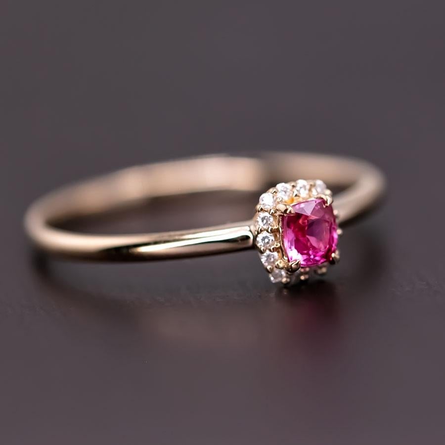 Anello con diamante e spinello rosa caldo in oro giallo 18 carati In condizioni Nuovo in vendita a Suwanee, GA