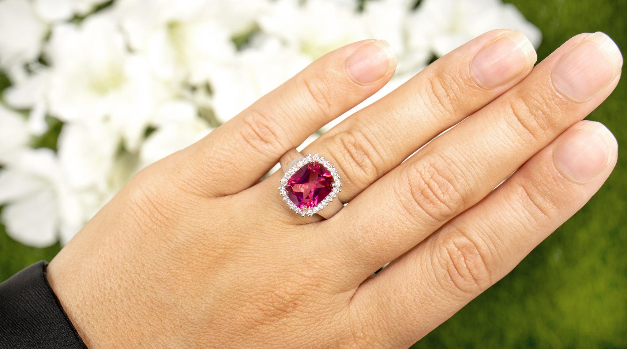 Contemporain Bague topaze rose vif halo de topaze blanche 4,4 carats en vente