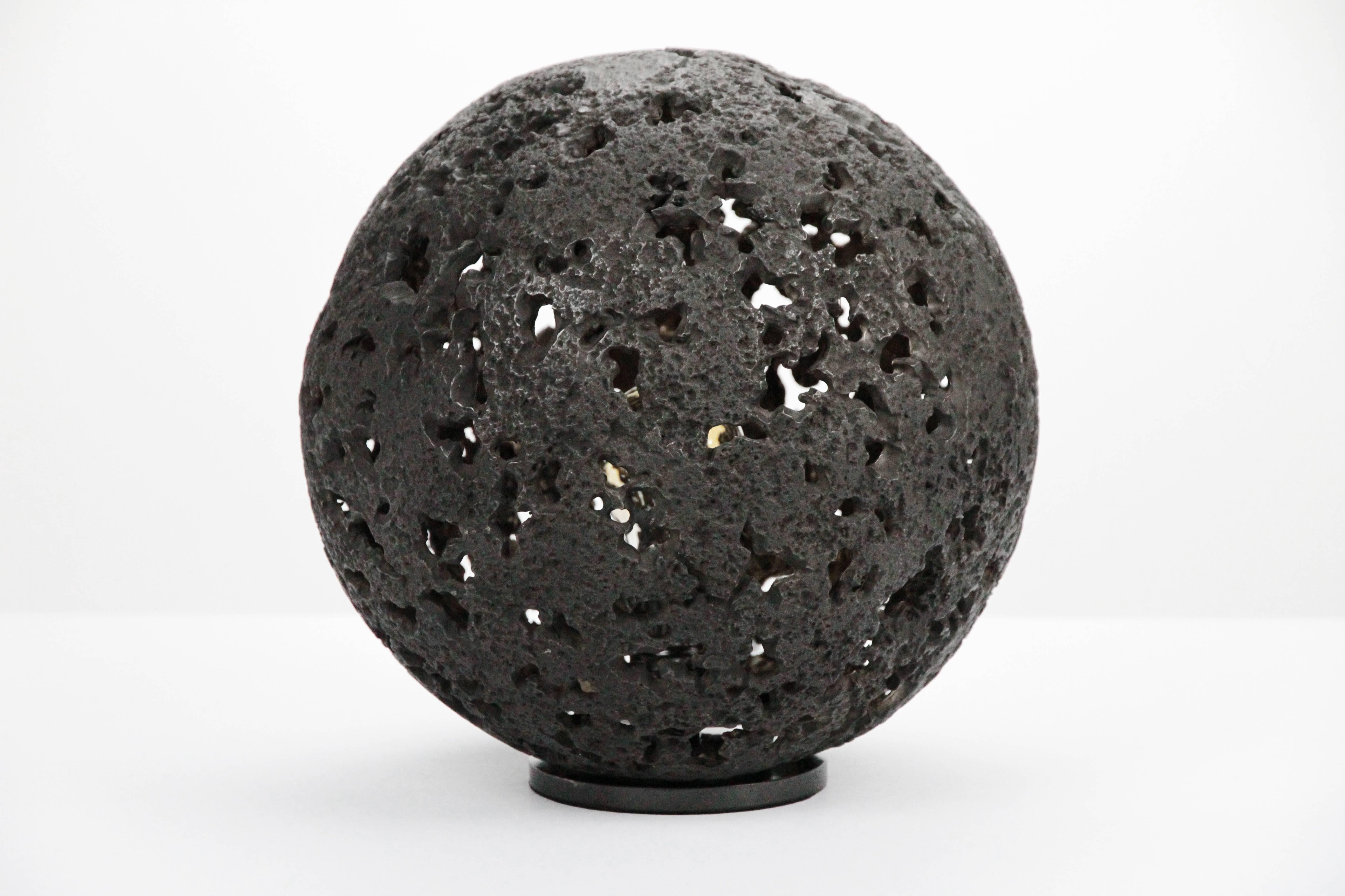 Hot Planet-Tischlampe aus Bronzeguss von Christopher Kreiling (Futuristisch) im Angebot