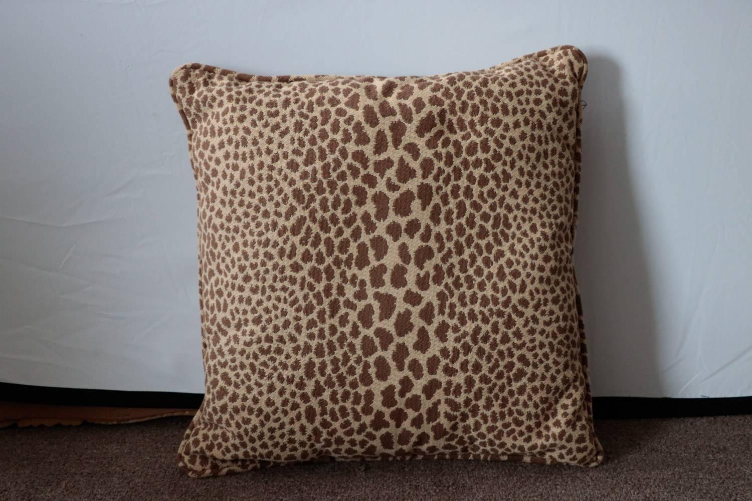 ON SALE NOW!  Hot to Trot 1950 Mid Mod Cheetah Ottoman  In Good Condition In Westport, CT