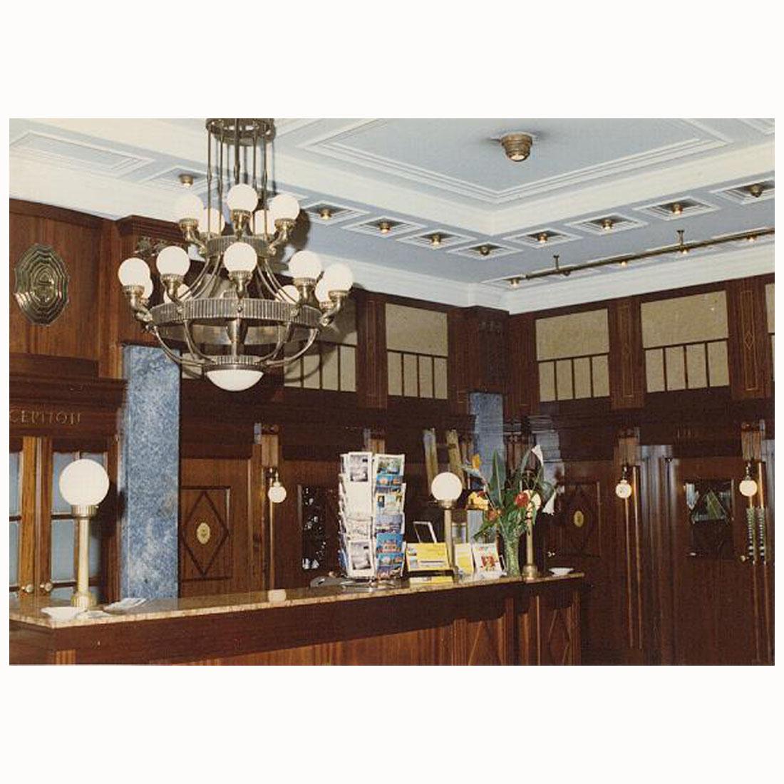Autrichien Lampe de table Jugendstil de l'Hôtel Astoria Vienna, réédition en vente