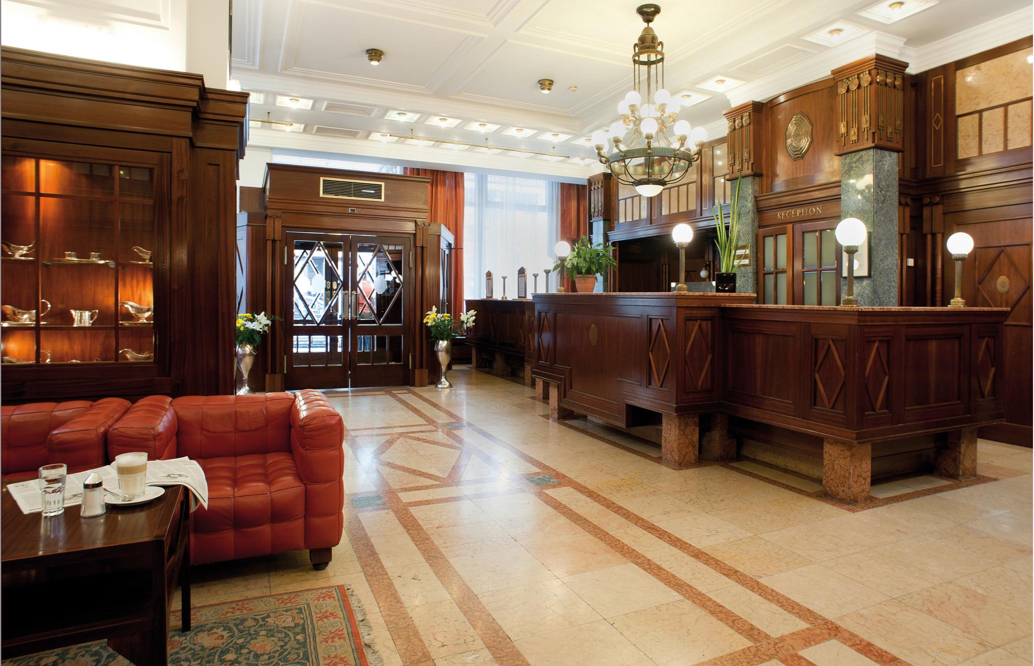 Fatto a mano Lampada da tavolo Jugendstil dell'Hotel Astoria di Vienna, riedizione in vendita