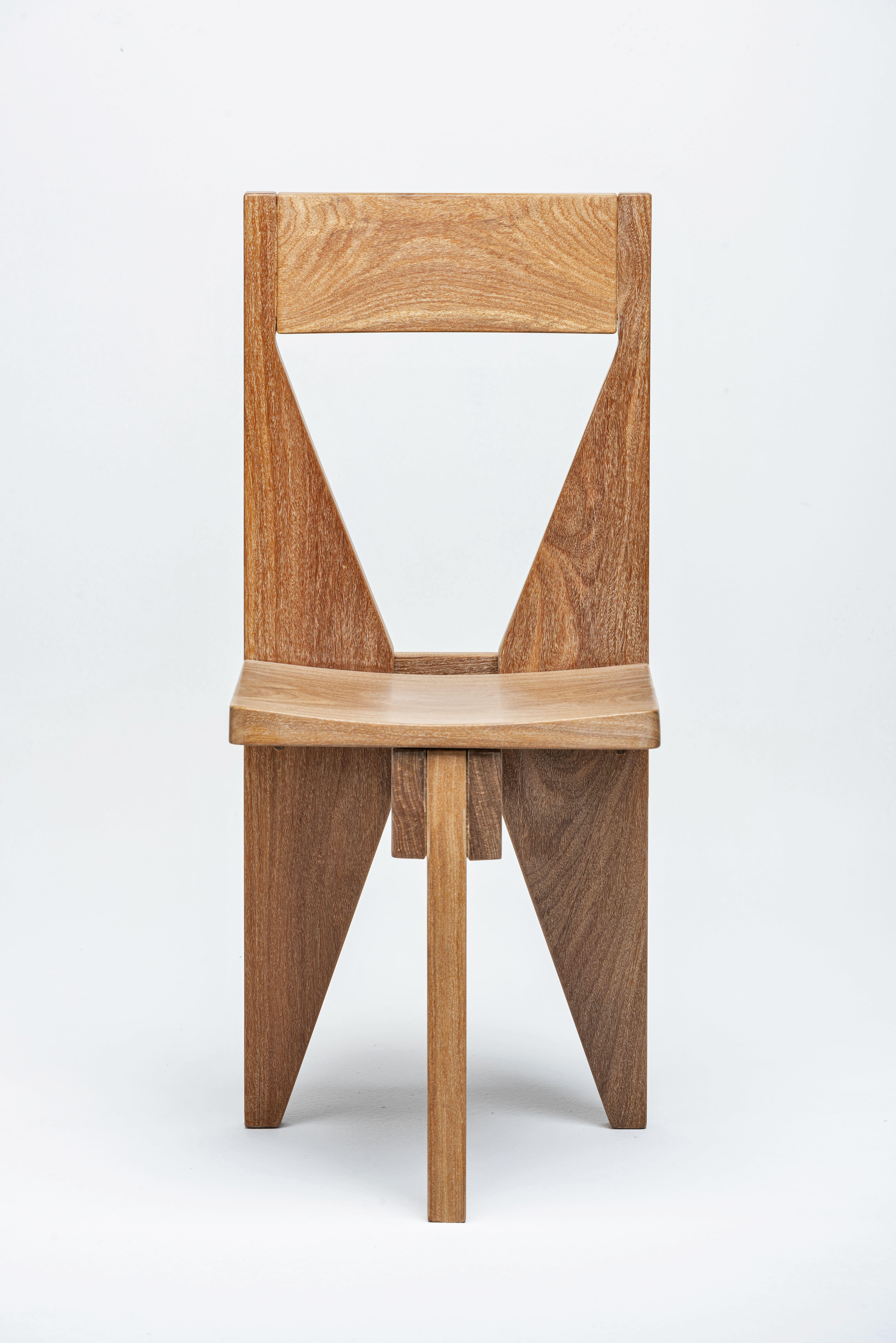 La chaise d'hôtel de José Zanine Caldas (1919-2001) est une pièce intemporelle conçue dans les années 1980 pour un hôtel de SERRA CAPIXABA, au Brésil. Originellement fabriquée en bois reboisé de la région, elle a été rééditée par 31 Mobiliário en