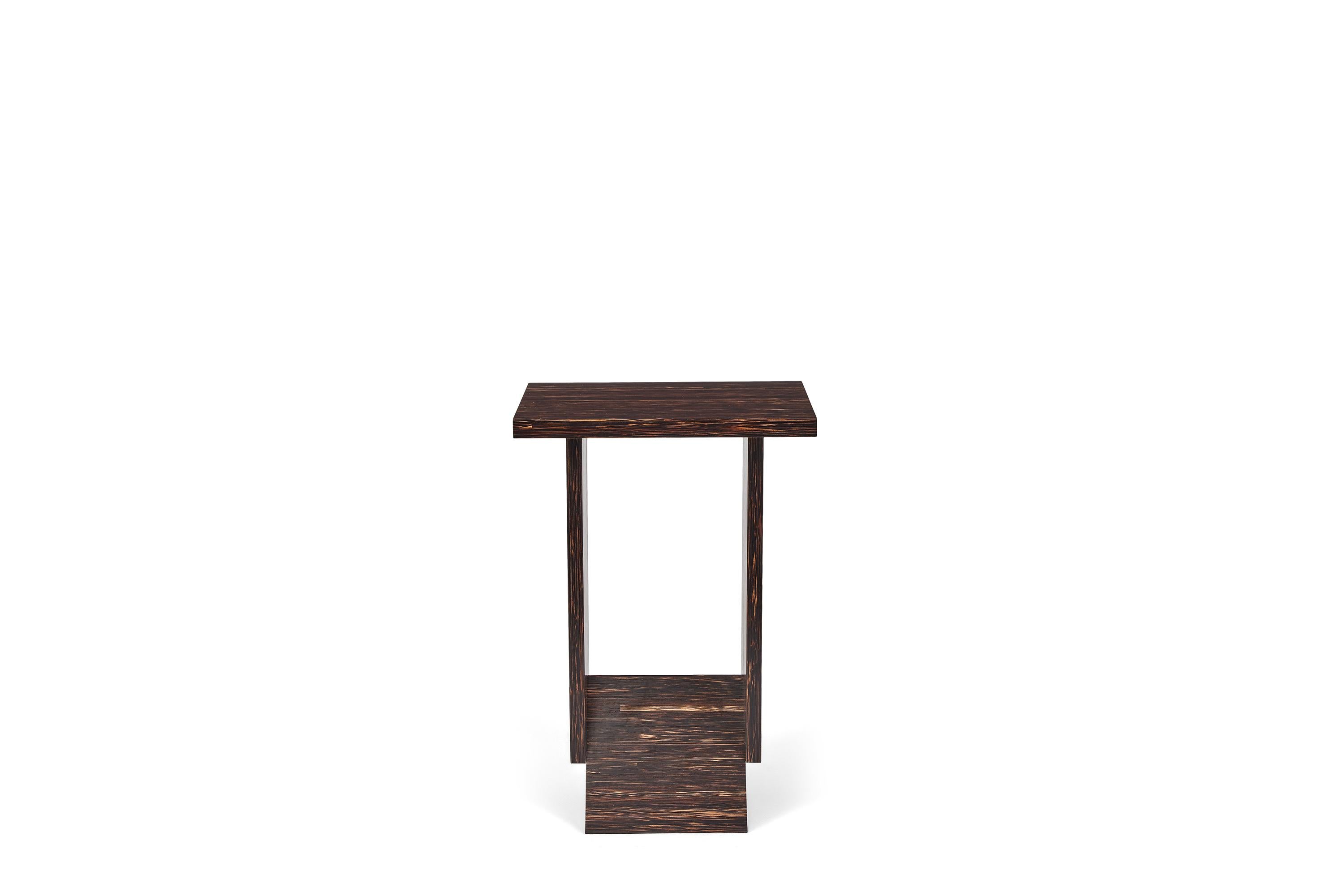 Table d'appoint « Hotel de Tour » en bois de palmier à la manière de Pierre Chareau

Fabriqué à la main dans les ateliers de Los Angeles et de France du célèbre designer et antiquaire français Denis de le Mesiere, qui rend méticuleusement hommage au