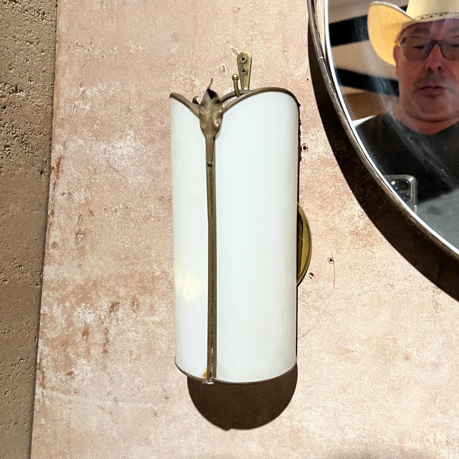 Hotel Del Coronado anni '80: coppia di lampade in vetro bianco in vendita 10