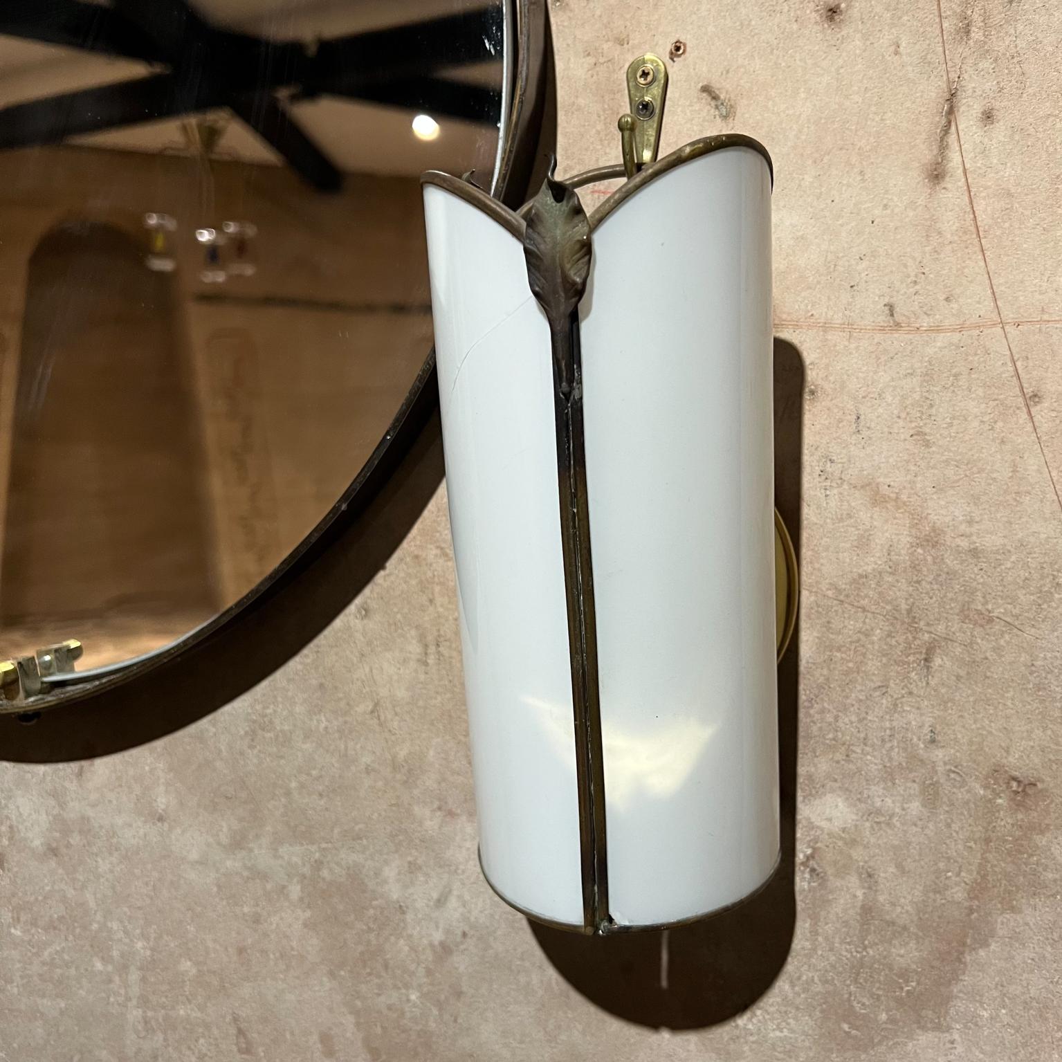 Hotel Del Coronado vintage white glass crown sconce Jackets a pair
Listing price is per pair. Total of 2 pairs. One pair has damage on glass, hairline crack and chips. Mirror is available in another listing.
8.5 tall x 4 w x 3 d
Preowned vintage