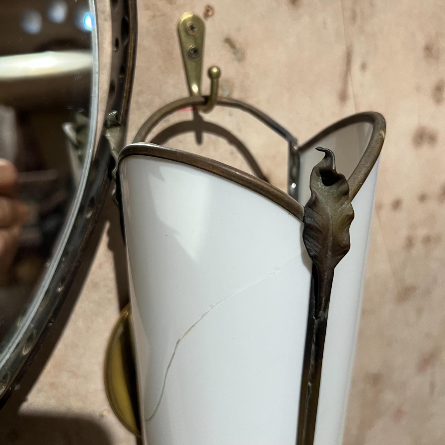 Hotel Del Coronado anni '80: coppia di lampade in vetro bianco in vendita 2