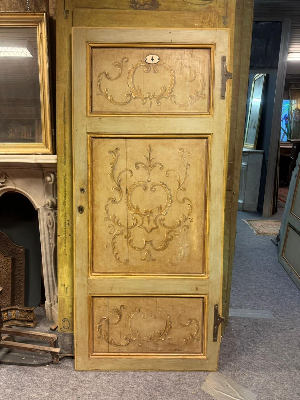 Puerta antigua de hotel en madera lacada con paneles bellamente pintados, trasera lacada sencilla. Abertura de tiro a la derecha con hierros originales, sin marco ya que estaba montada en la pared.
Original del siglo XIX. Origen: Aosta