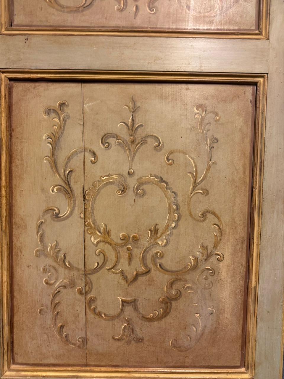 Puerta de hotel de madera lacada y pintada, Italia Pintado a mano en venta