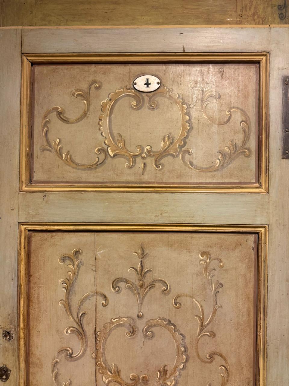 Puerta de hotel de madera lacada y pintada, Italia en Bueno estado para la venta en Cuneo, Italy (CN)