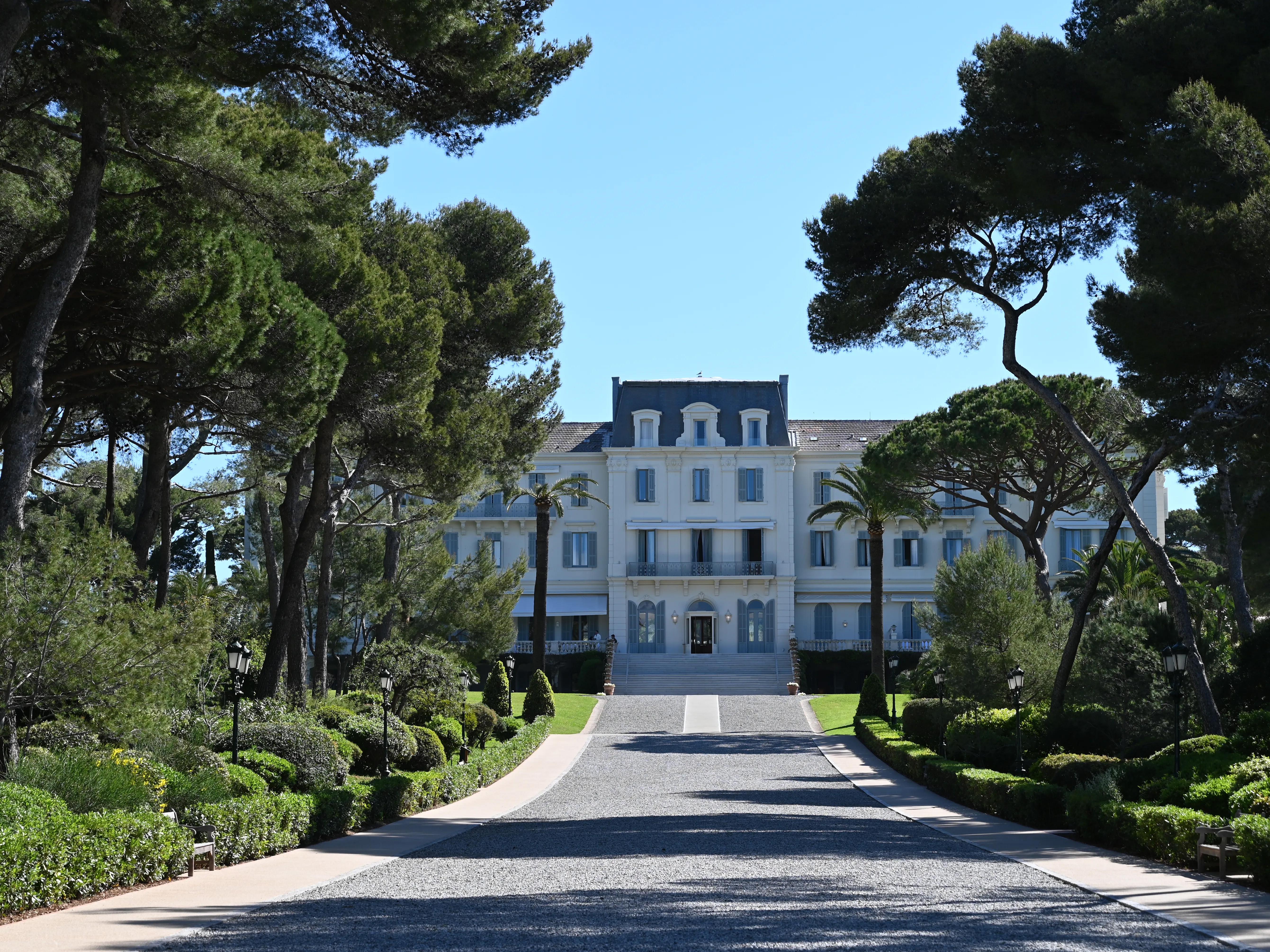 German Hotel du Cap-Eden-Roc Dinner Plate: A Taste of Elegance and History 10