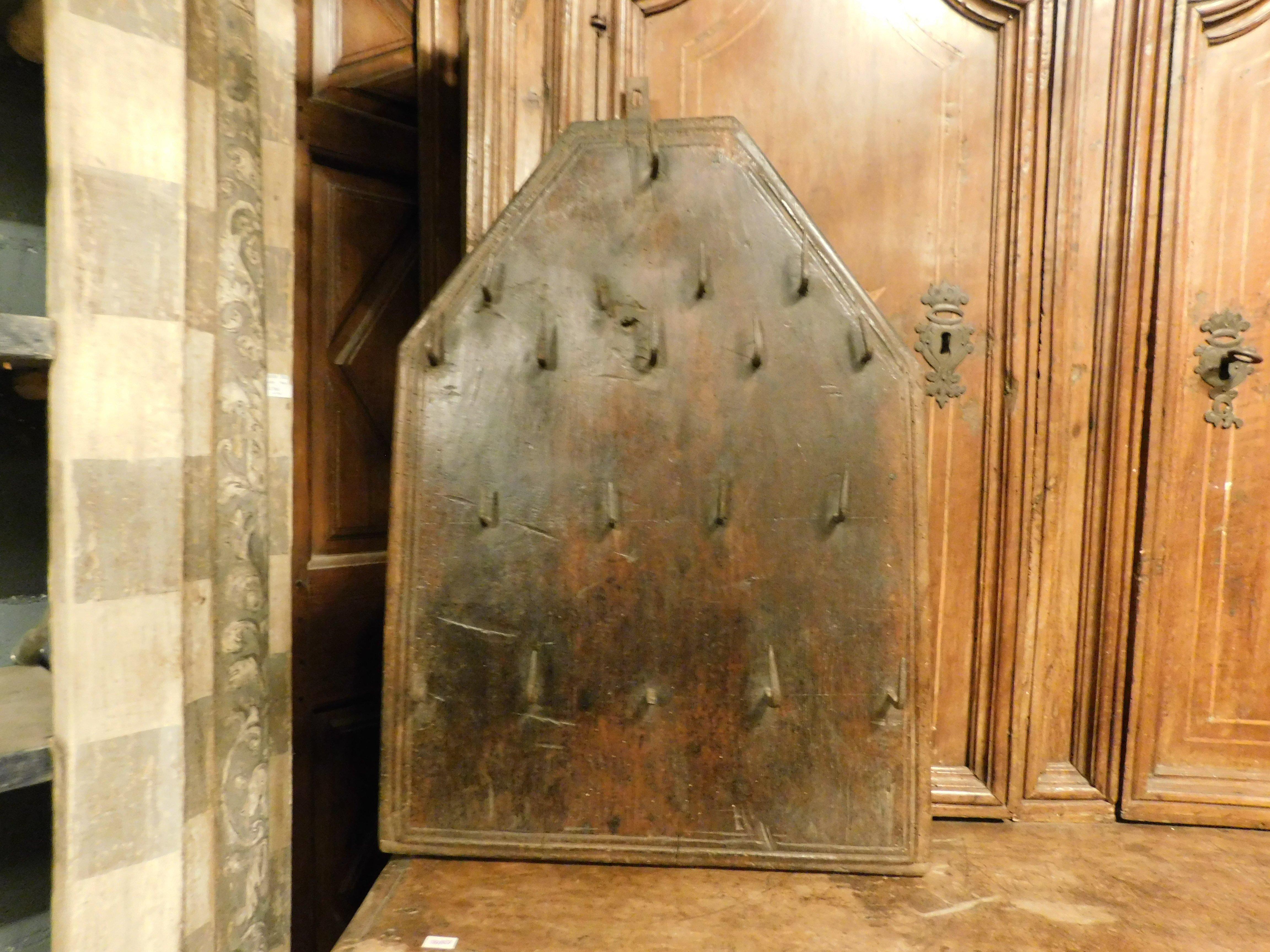 Antique Hotel or Inn Key Holder, with carved profiles and all in solid walnut, iron hooks and original antique keys included (those in the photo), from Italy, from the 18th century.
Beautiful and very rare piece of history, ideal in the entrance of