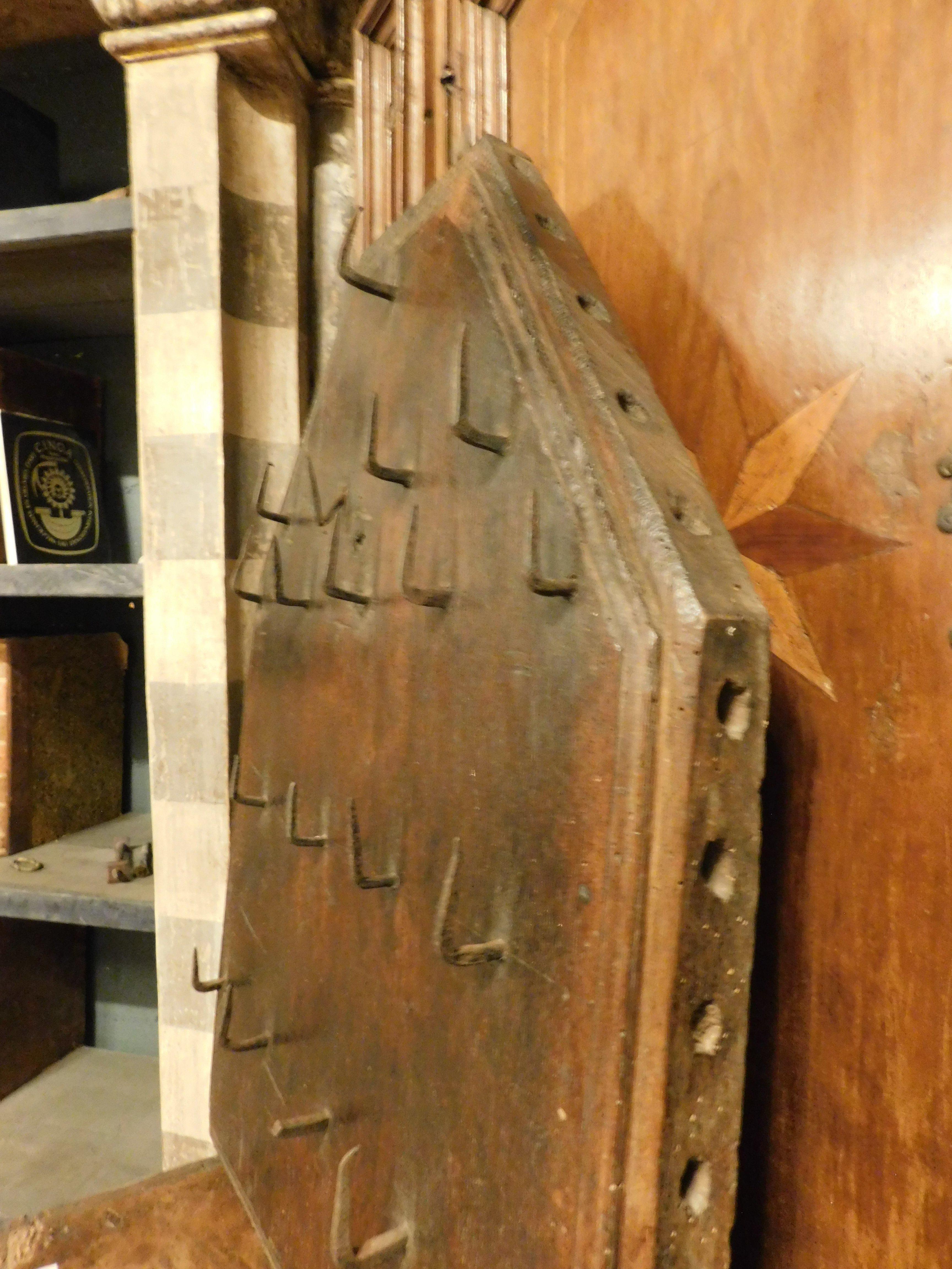Hotel key holder in walnut wood with keys, Italy In Good Condition For Sale In Cuneo, Italy (CN)