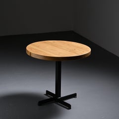 Hôtel Les Arcs : table conçue par Charlotte Perriand, 1967-1968