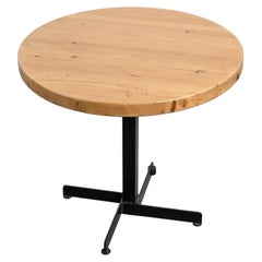 Hôtel Les Arcs : table conçue par Charlotte Perriand, 1967-1968