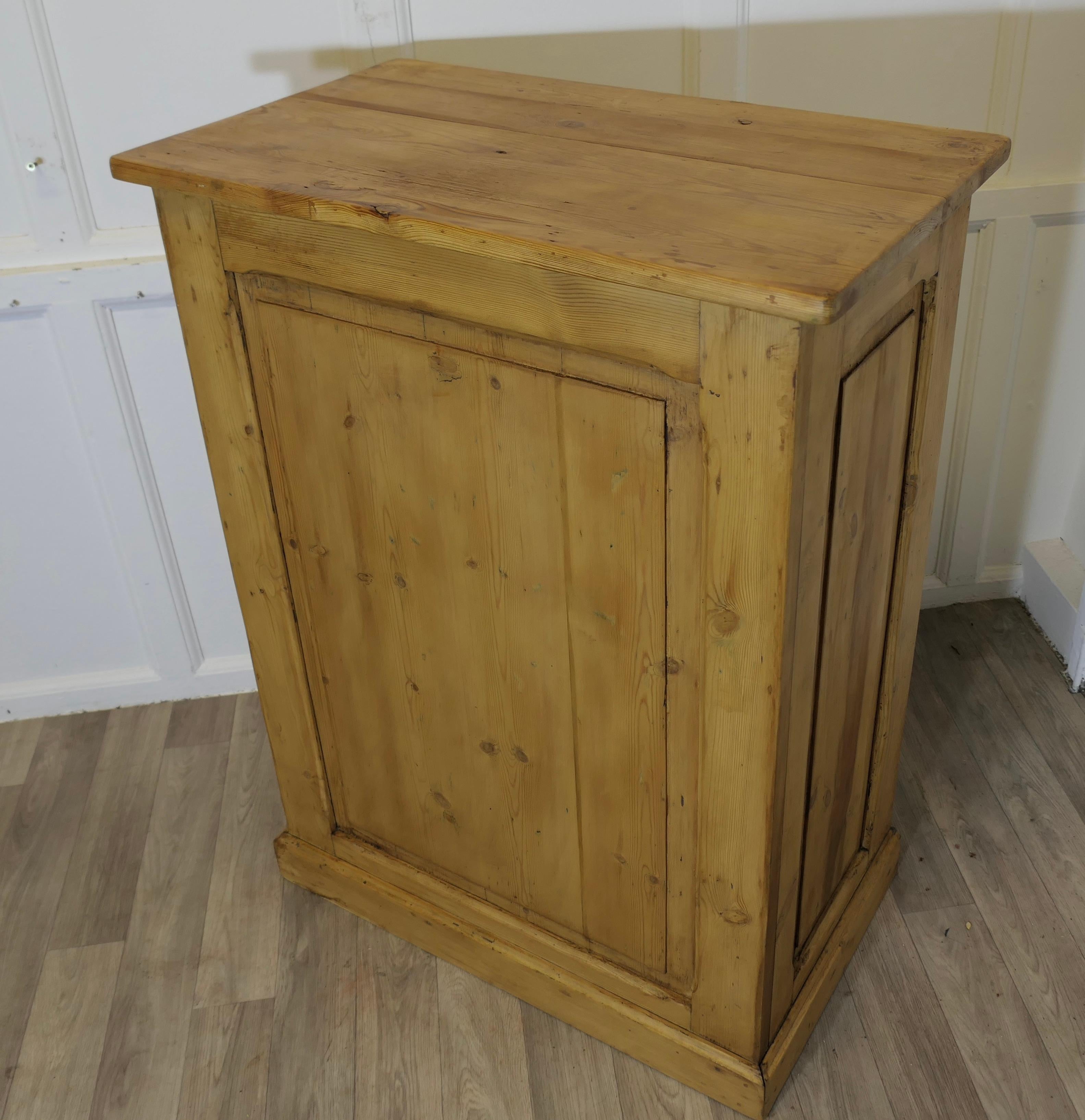 Hotel Restaurant Reception Hostess Greeting Station, Greeter in Pine For Sale 2