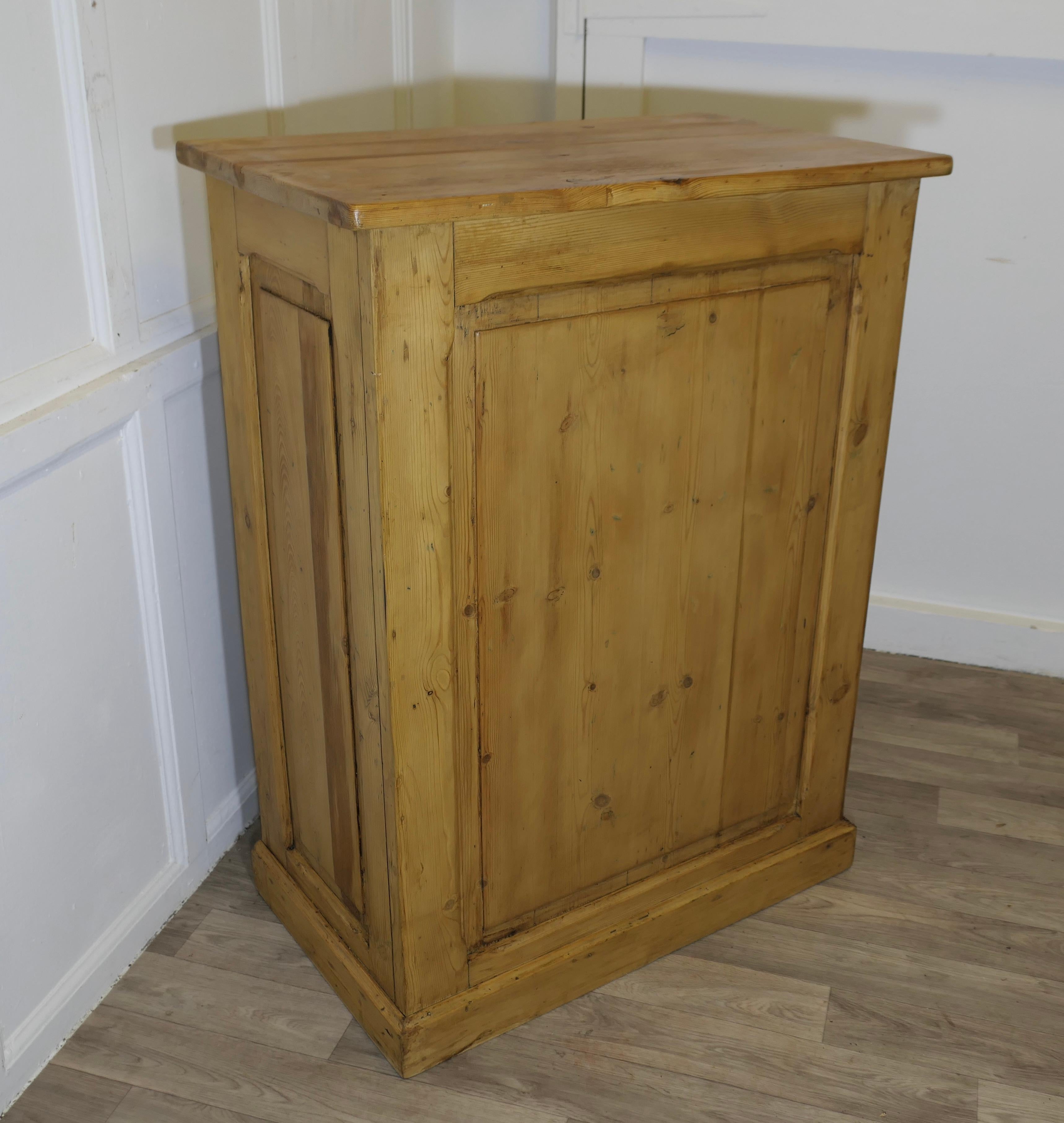 Hotel Restaurant Reception Hostess Greeting Station, Greeter in Pine For Sale 3