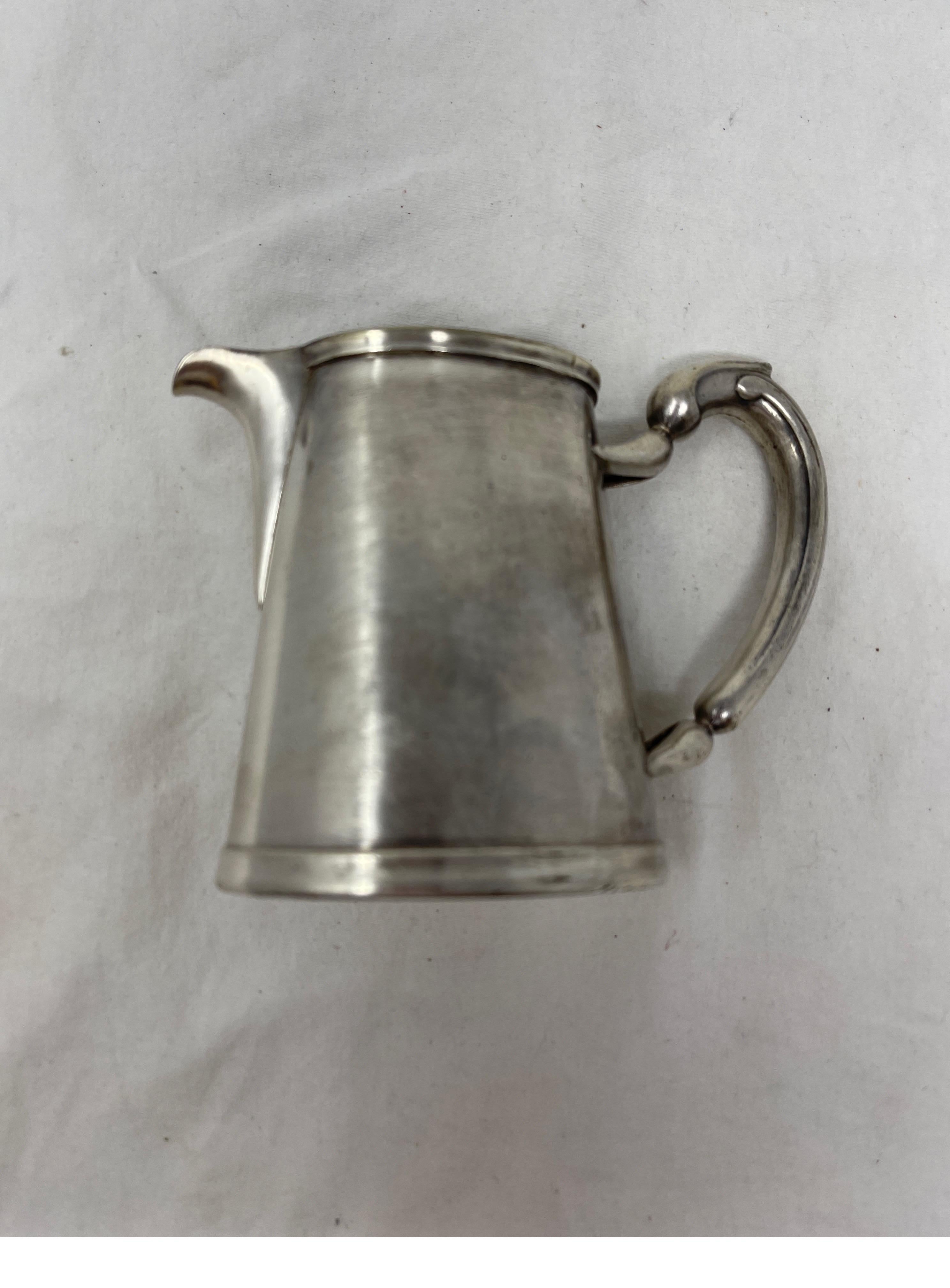 Genießen Sie Ihren Kaffee oder Tee mit diesem entzückenden kleinen Hotel Silver Creamer aus dem 19. Jahrhundert. Verschönern Sie Ihre morgendliche Routine oder verwenden Sie diesen Krug für alte Stifte, Bleistifte oder eine frische
