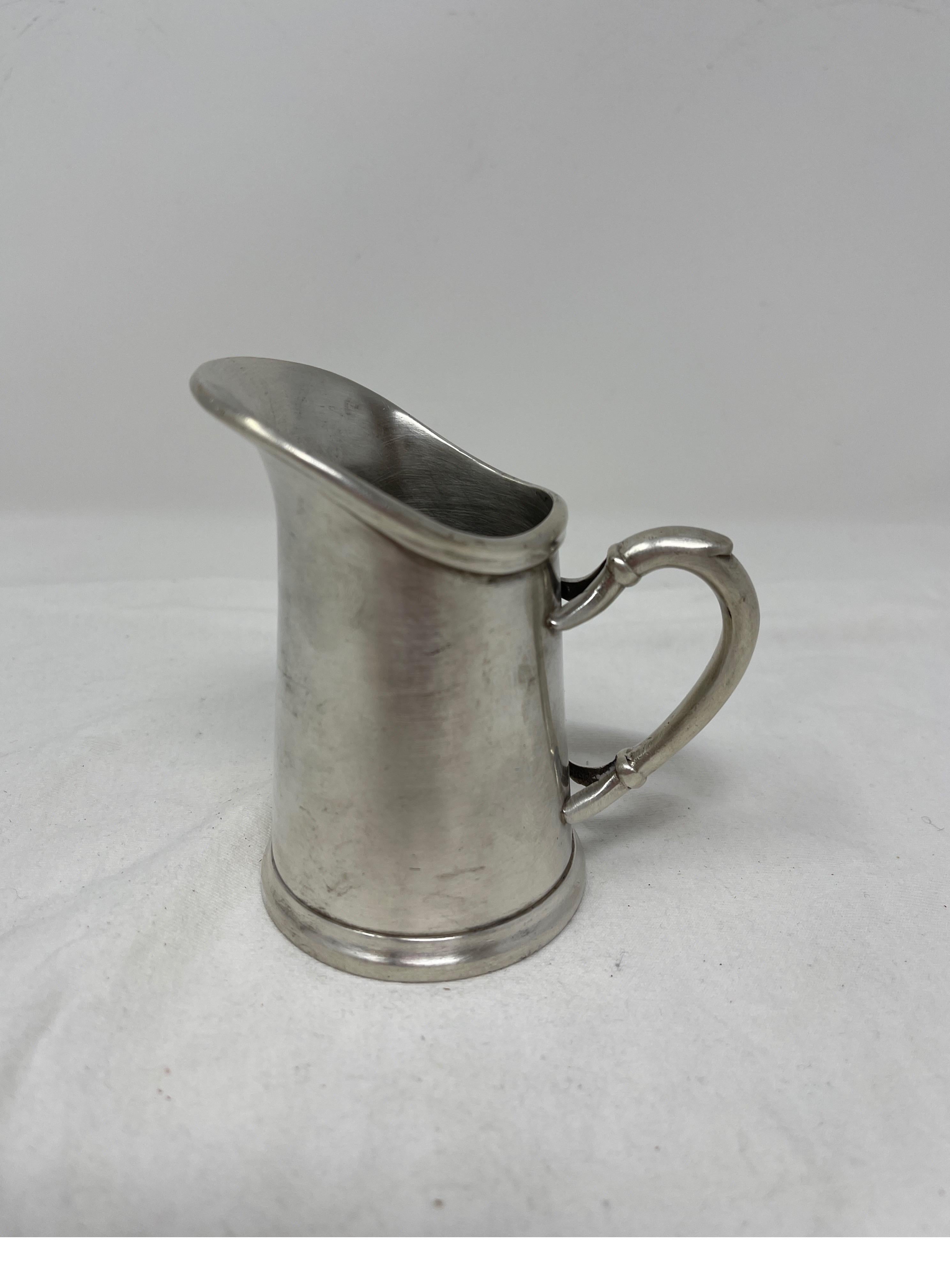 Genießen Sie Ihren Kaffee oder Tee mit diesem entzückenden kleinen Hotel Silver Creamer aus dem 19. Jahrhundert. Verschönern Sie Ihre morgendliche Routine oder verwenden Sie diesen Krug für alte Stifte, Bleistifte oder eine frische Schnittblume.