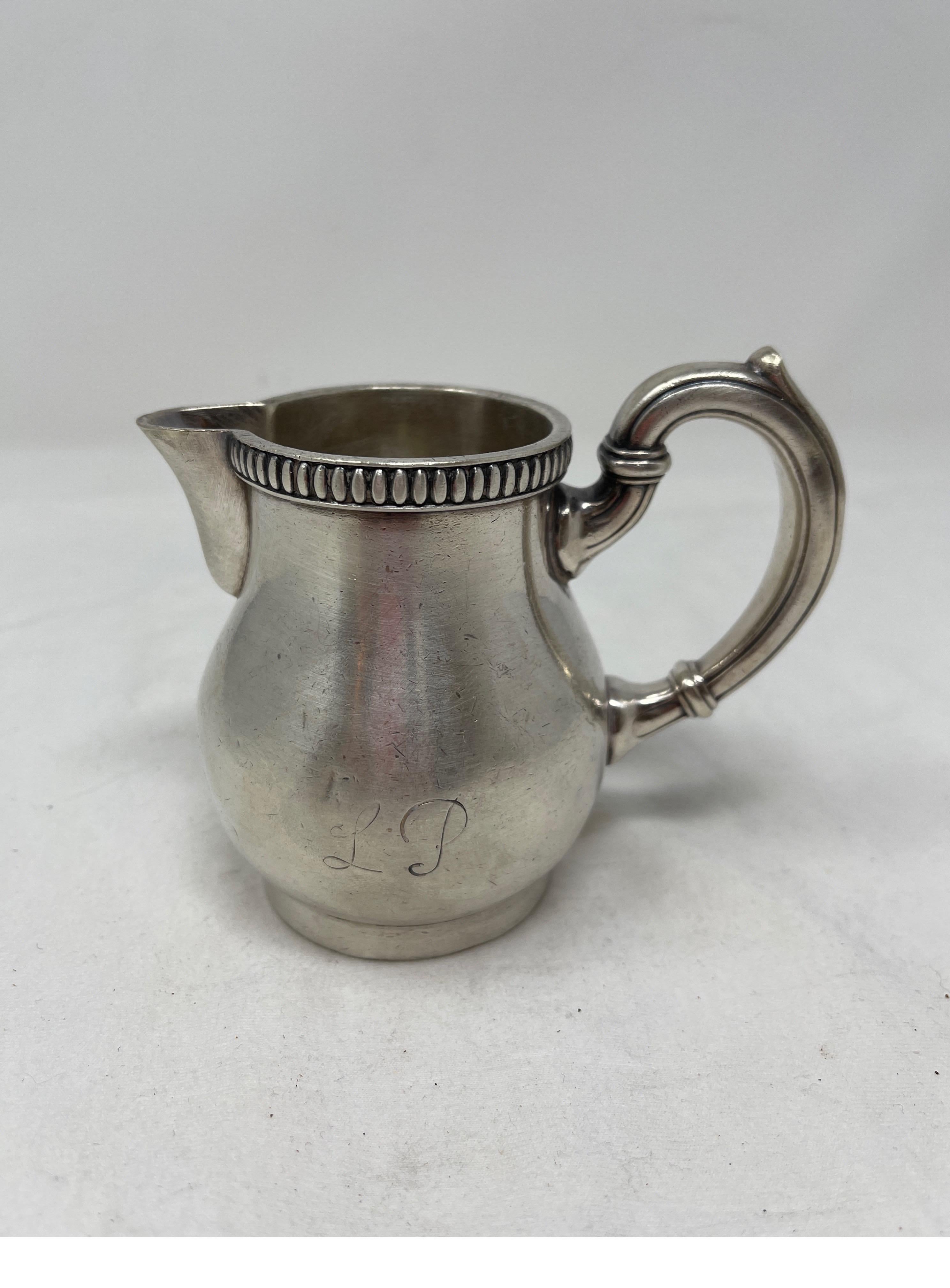 Savourez votre café ou votre thé avec cet adorable petit crémier Hotel Silver du 19e siècle. Améliorez votre routine matinale ou utilisez ce pichet pour les vieux stylos, crayons ou une fleur fraîchement coupée.

2.38 