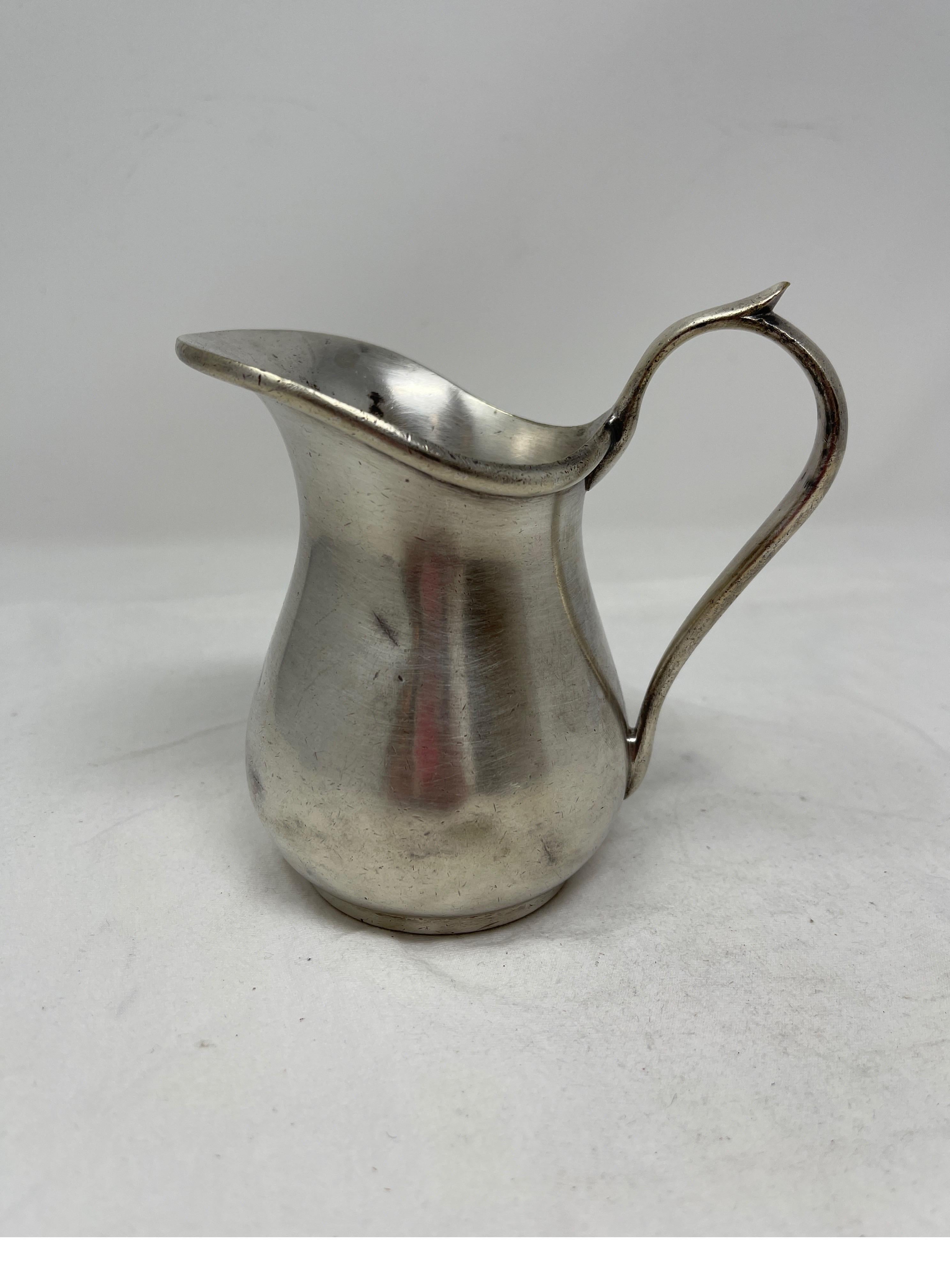 Savourez votre café ou votre thé avec cet adorable petit crémier en argent d'hôtel du XIXe siècle. Rehaussez votre crème ou votre lait du matin avec un style vintage et classique. 
Les stylos, les crayons ou une fleur fraîchement coupée peuvent être