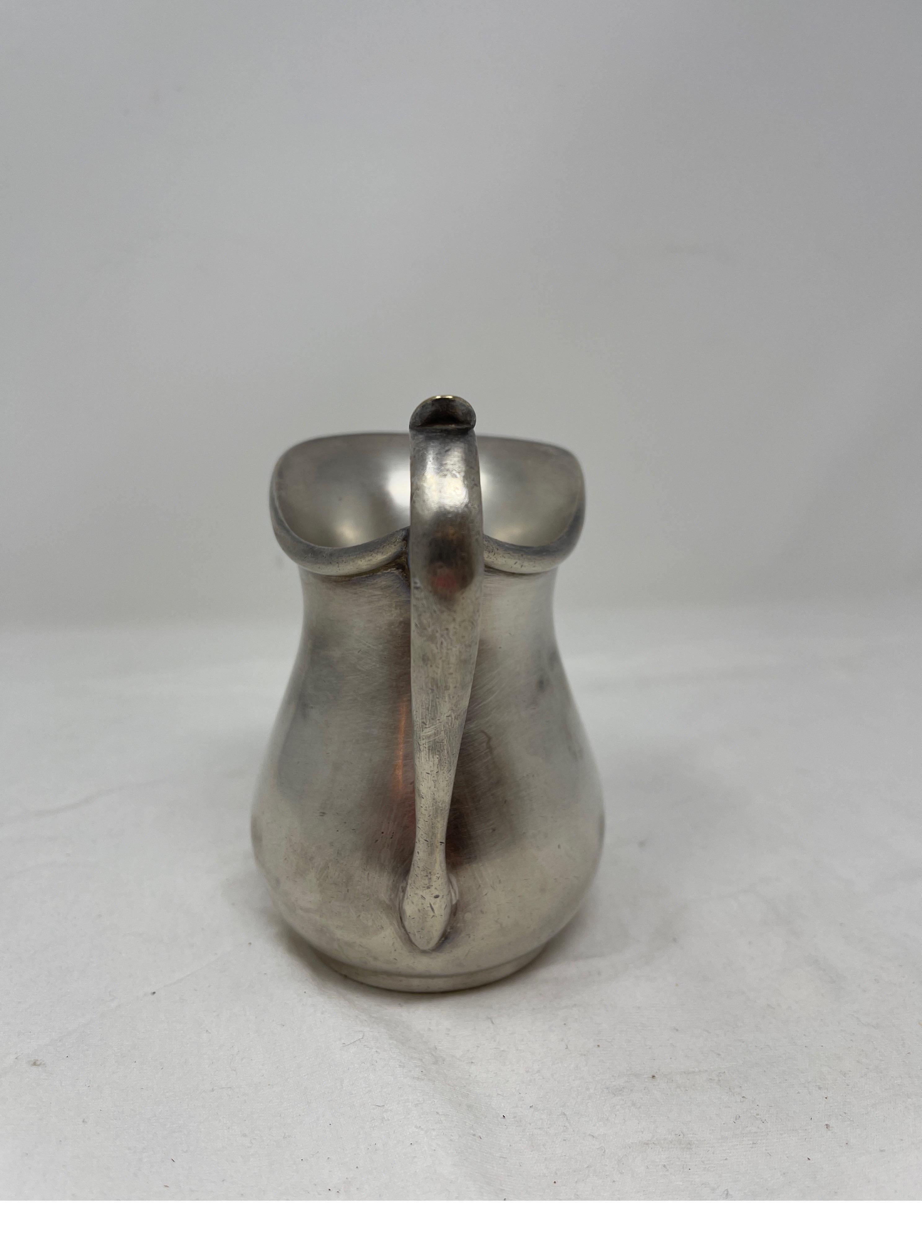 Aggiungi un tocco di raffinatezza con una lattiera d'argento da hotel del XIX secolo. 
Questa lattiera vintage in argento è l'aggiunta perfetta a qualsiasi collezione. Il design elegante e i materiali di alta qualità lo rendono una scelta pratica ed