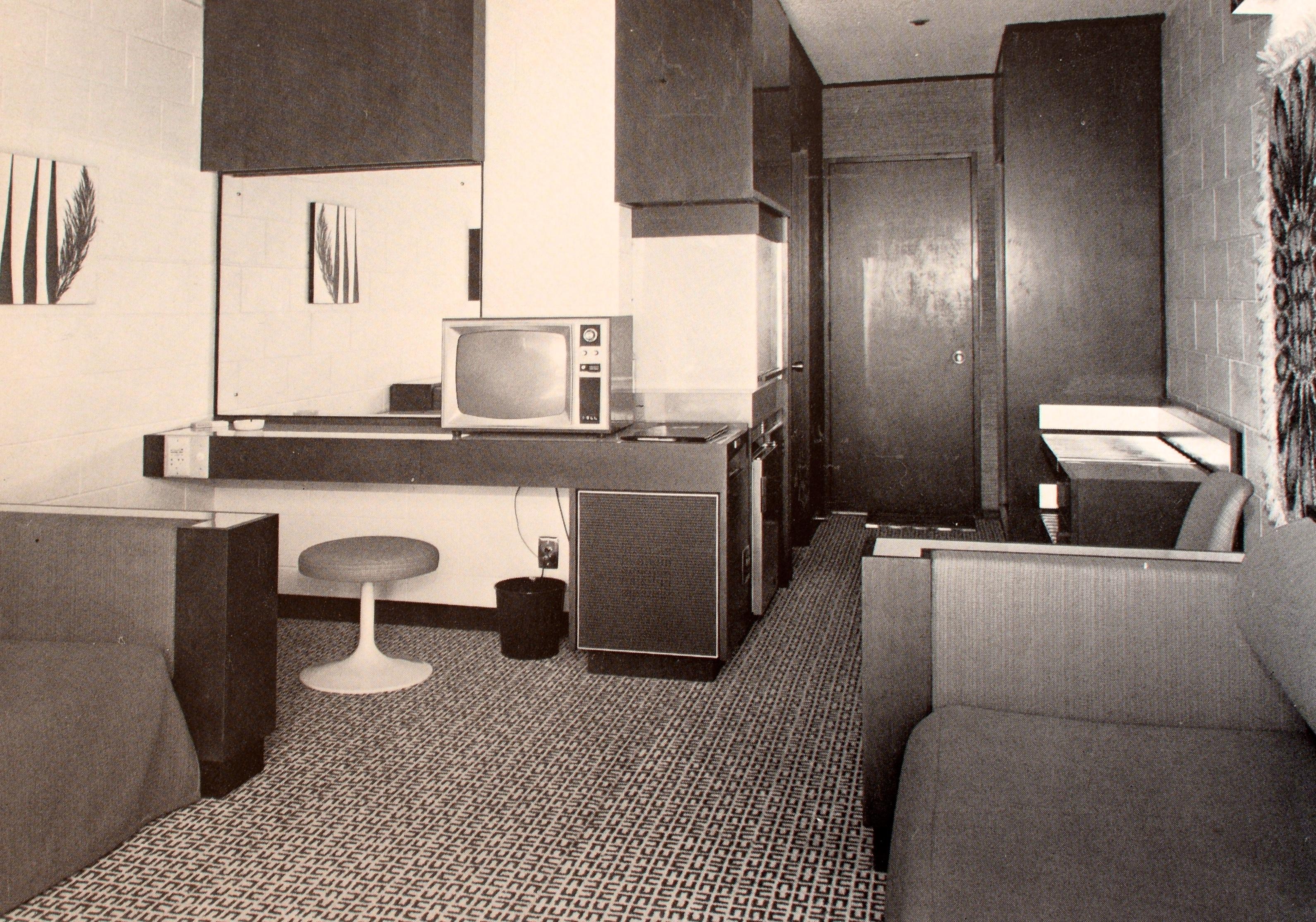 Hotels, Motels und Condominiums-Pflanz, Design und Maintenance von Fred Lawson im Angebot 4