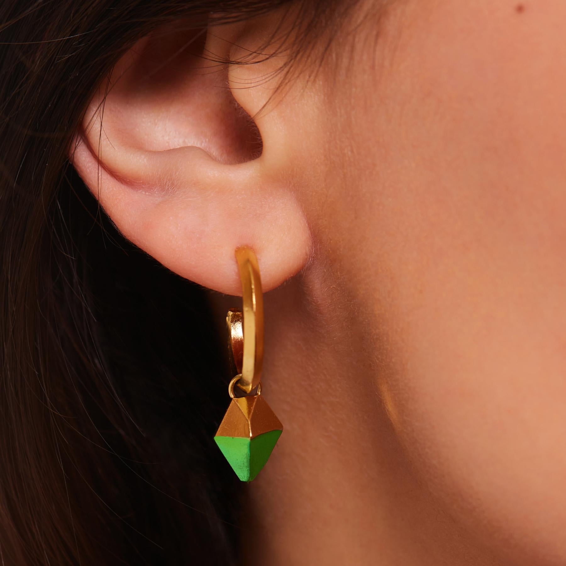 Orecchini a cerchio HotRocks Alchemy in vermeil oro giallo Fairmined 18ct con ciondolo pendente staccabile con punta rivestita in ceramica verde agrumi. Ti offrono due opzioni: cerchi minimali per tutti i giorni se indossati da soli o orecchini che