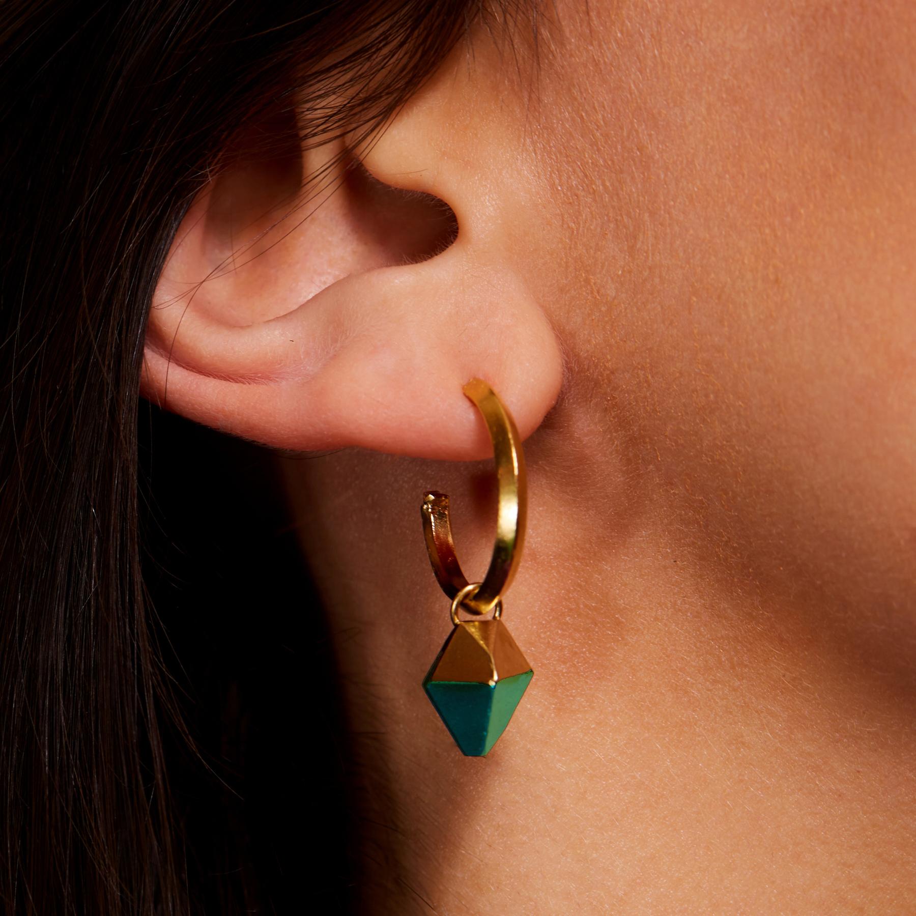 Orecchini a cerchio HotRocks Alchemy in vermeil oro giallo Fairmined 18ct con ciondolo pendente staccabile con punta rivestita in ceramica verde mare. Ti offrono due opzioni: cerchi minimali per tutti i giorni se indossati da soli o orecchini che