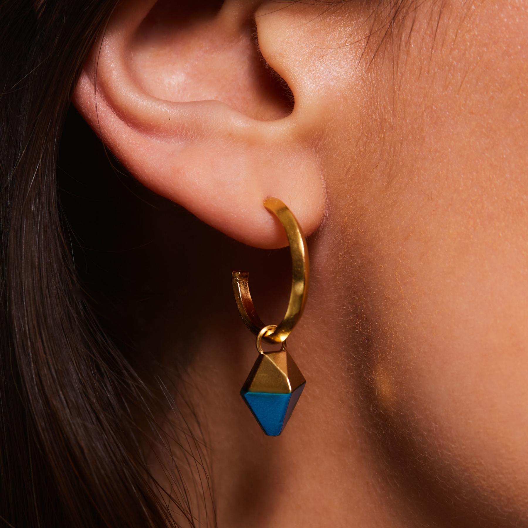 Orecchini a cerchio HotRocks Alchemy in vermeil oro giallo Fairmined 18ct con ciondolo pendente staccabile con punta rivestita in ceramica blu cielo. Ti offrono due opzioni: cerchi minimali per tutti i giorni se indossati da soli o orecchini che
