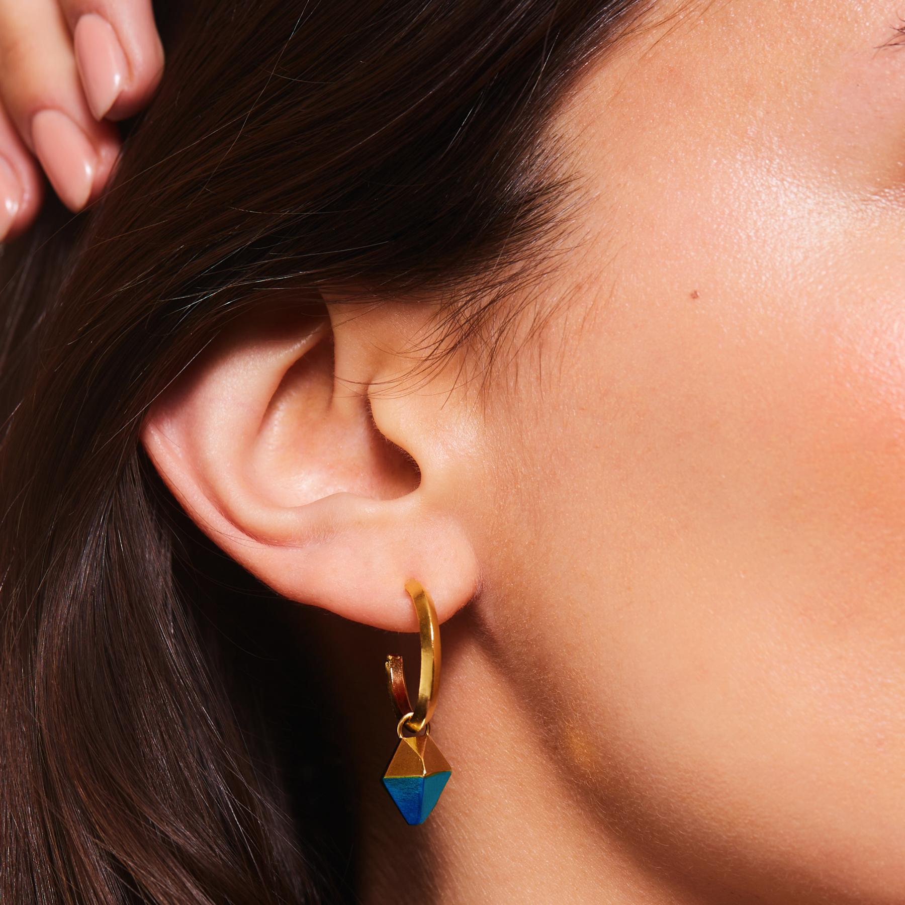 Donna HotRocks Alchemy, orecchini a cerchio con charm in oro 18ct Fairmined Vermeil - Blu cielo in vendita
