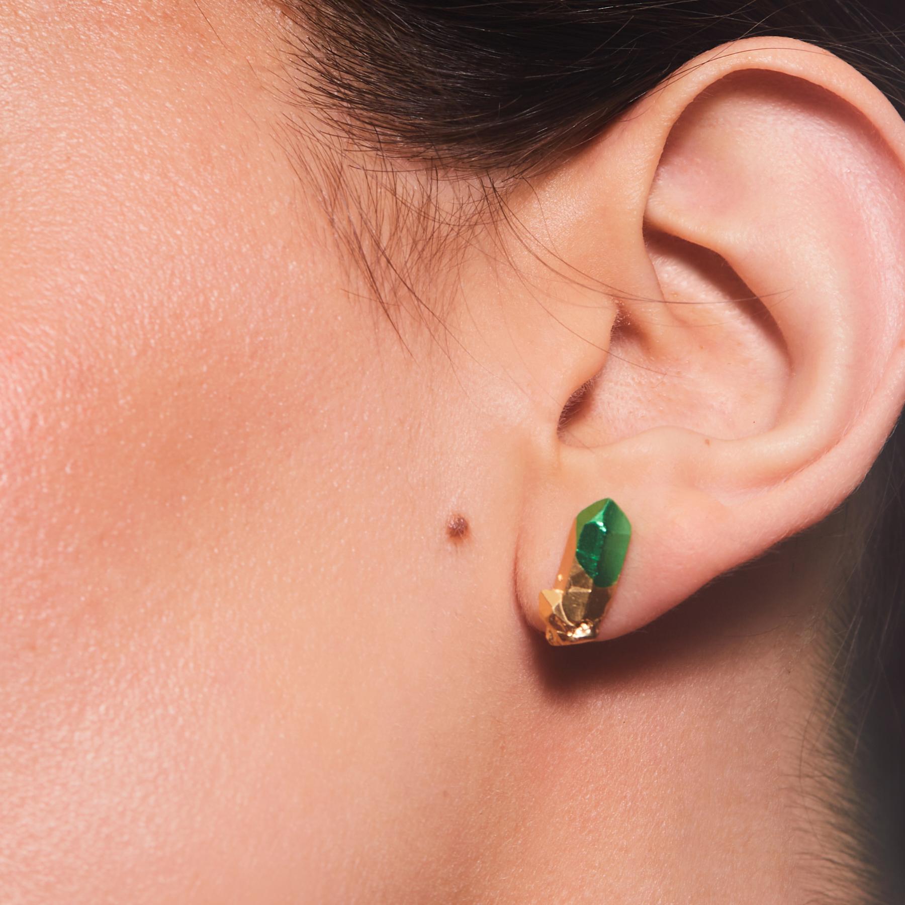 Gli orecchini HotRocks Alchemy in vermeil oro giallo Fairmined 18ct con punta rivestita in ceramica verde agrumi sono delicati ma audaci, perfetti da indossare tutti i giorni. Ispirata al sole dorato e brillante dell'estate e alle lunghe ombre