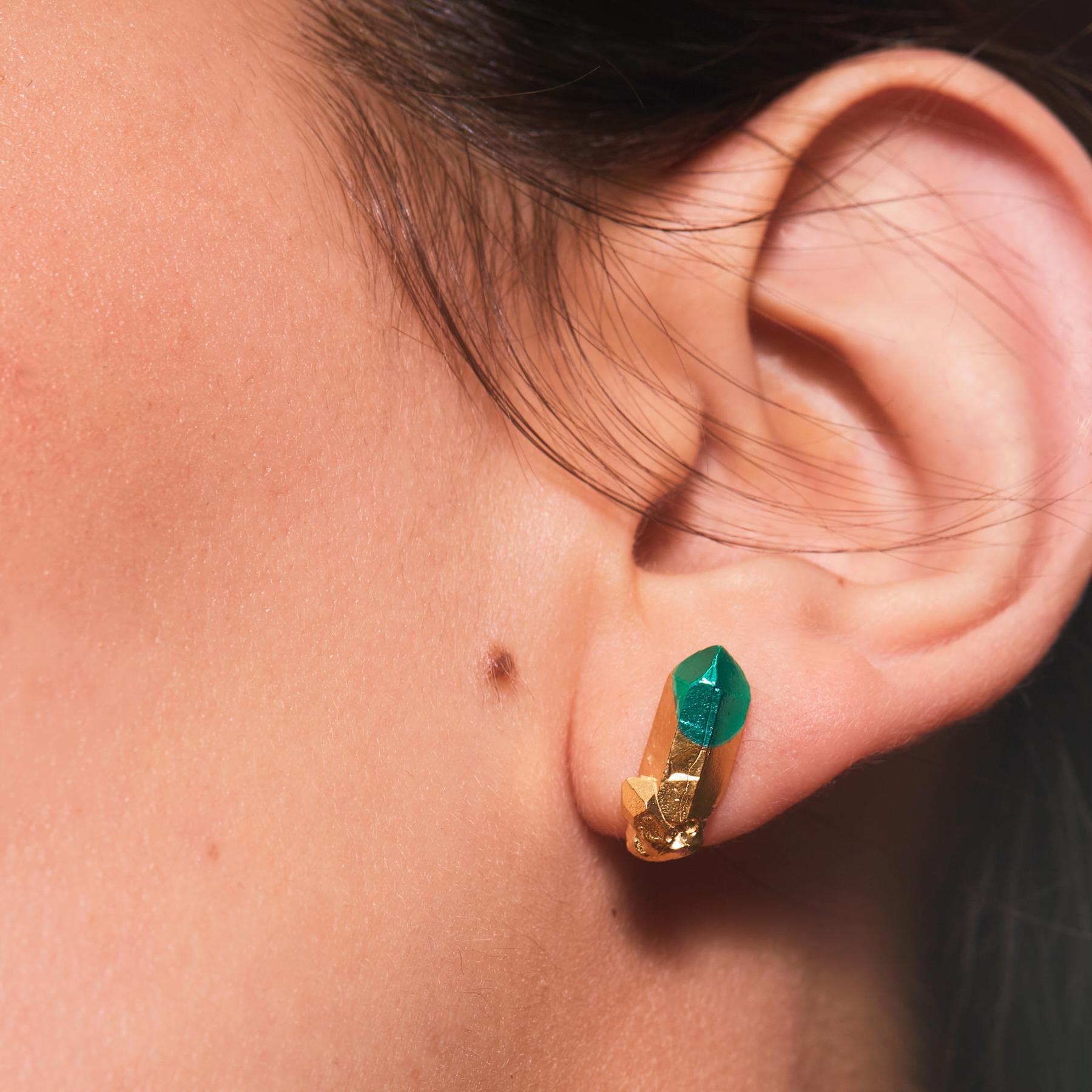 Gli orecchini HotRocks Alchemy in vermeil oro giallo Fairmined 18ct con punta rivestita in ceramica verde acqua sono delicati ma audaci, perfetti da indossare tutti i giorni. Ispirata al sole dorato e brillante dell'estate e alle lunghe ombre