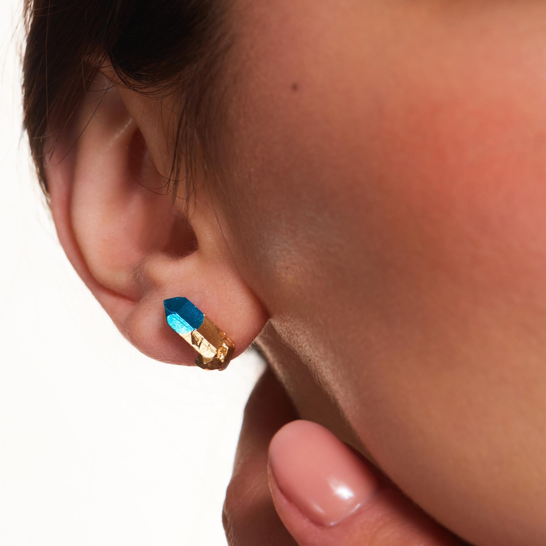 Gli orecchini HotRocks Alchemy in oro giallo Fairmined vermeil 18ct con punta rivestita in ceramica blu cielo sono delicati ma audaci, perfetti da indossare tutti i giorni. Ispirata al sole dorato e brillante dell'estate e alle lunghe ombre