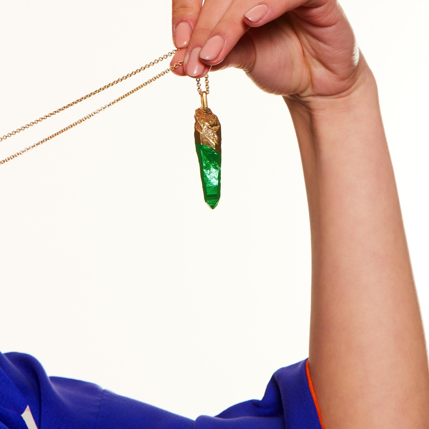 Collana con bacchetta HotRocks Alchemy in vermeil giallo Fairmined Gold 18ct con punta rivestita in ceramica verde agrumi. La forma del ciondolo riproduce una bacchetta di quarzo naturale, creata attraverso il processo di fusione a cera persa, che