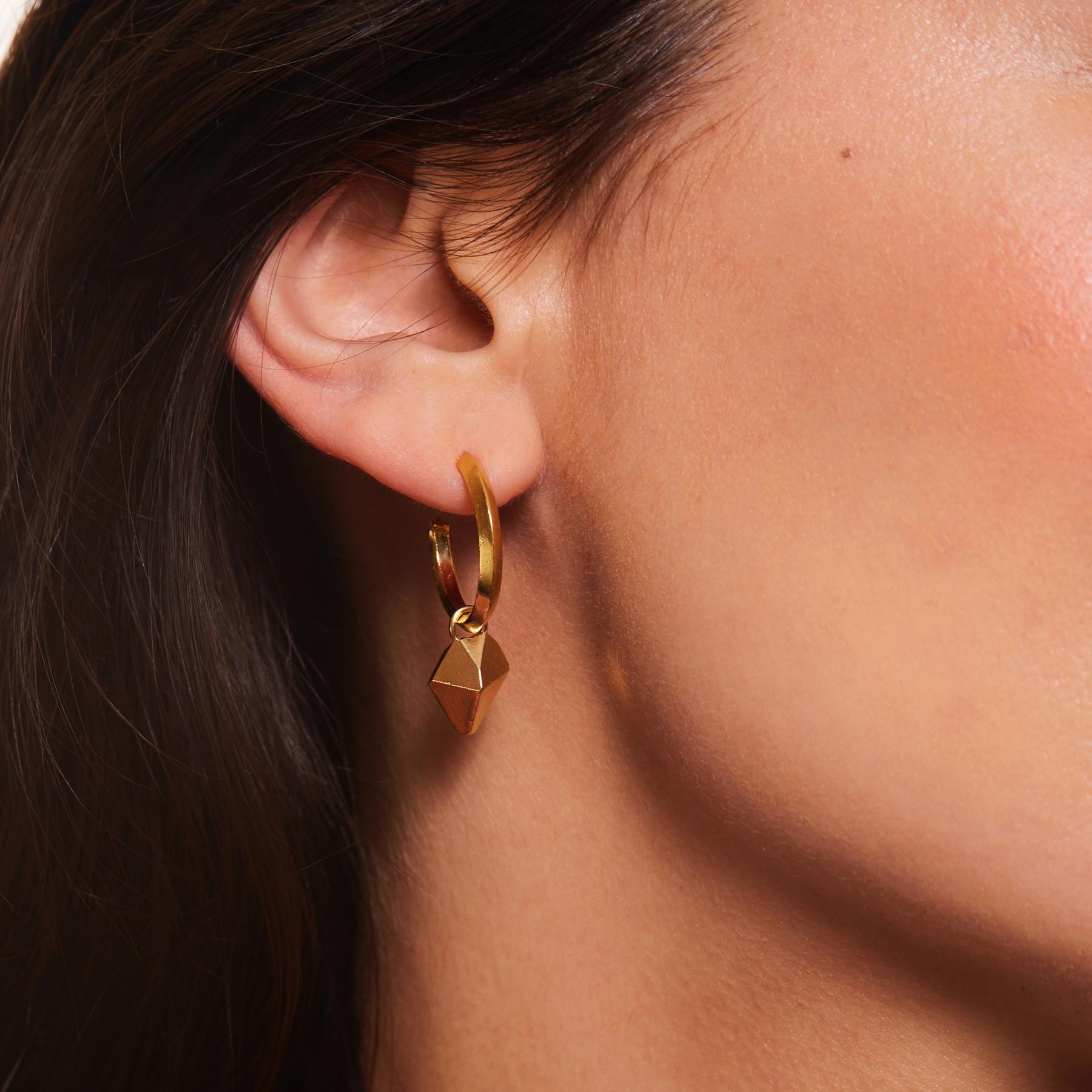 Orecchini a cerchio HotRocks Alchemy in vermeil oro rosa 18ct Fairmined con charme pendente staccabile. Ti offrono due opzioni: cerchi minimali per tutti i giorni se indossati da soli o orecchini che catturano l'attenzione se abbinati al
