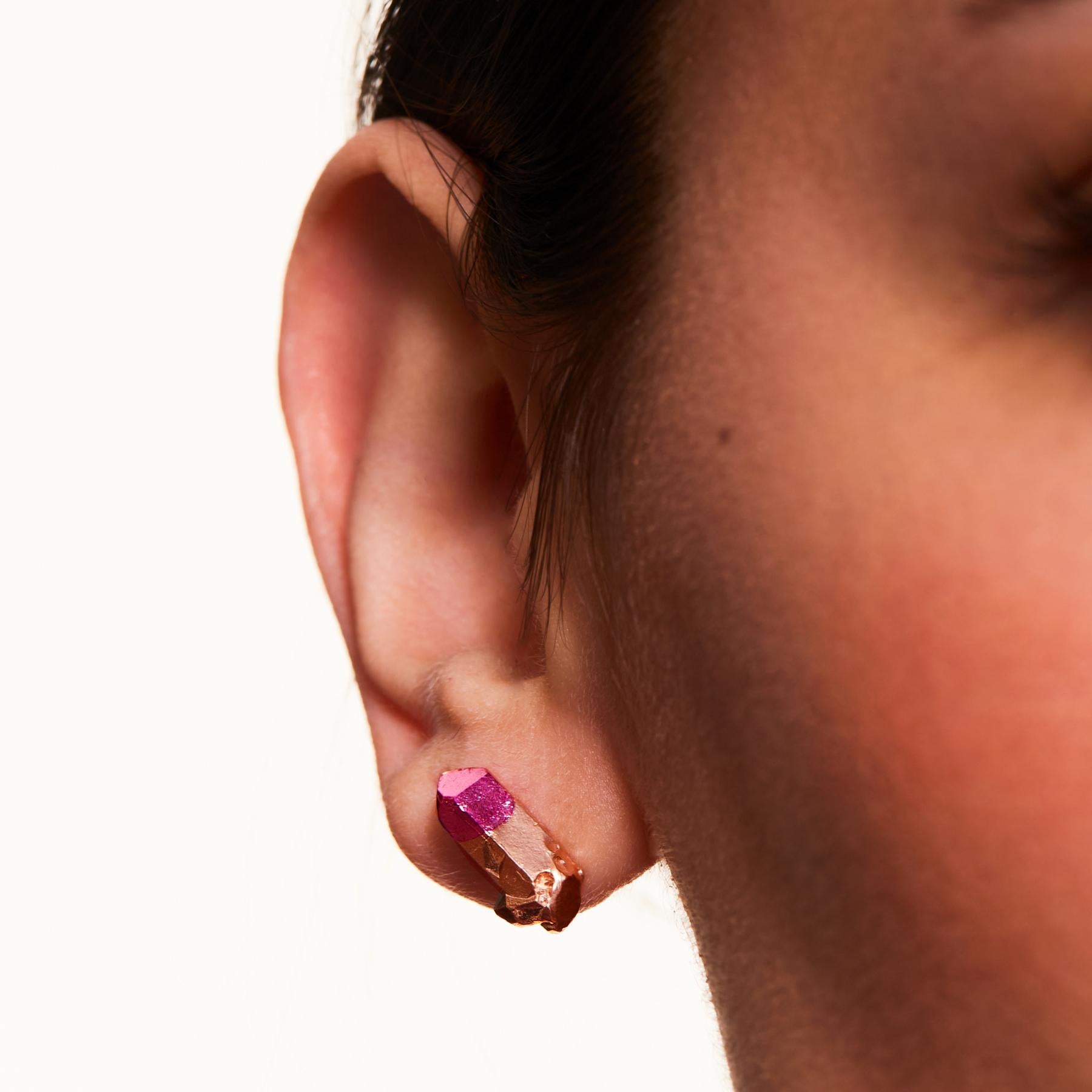 Gli orecchini HotRocks Alchemy in oro rosa 18ct Fairmined vermeil con punta rivestita in ceramica rosa sono delicati ma audaci, perfetti da indossare tutti i giorni. Ispirata al sole dorato e brillante dell'estate e alle lunghe ombre proiettate al