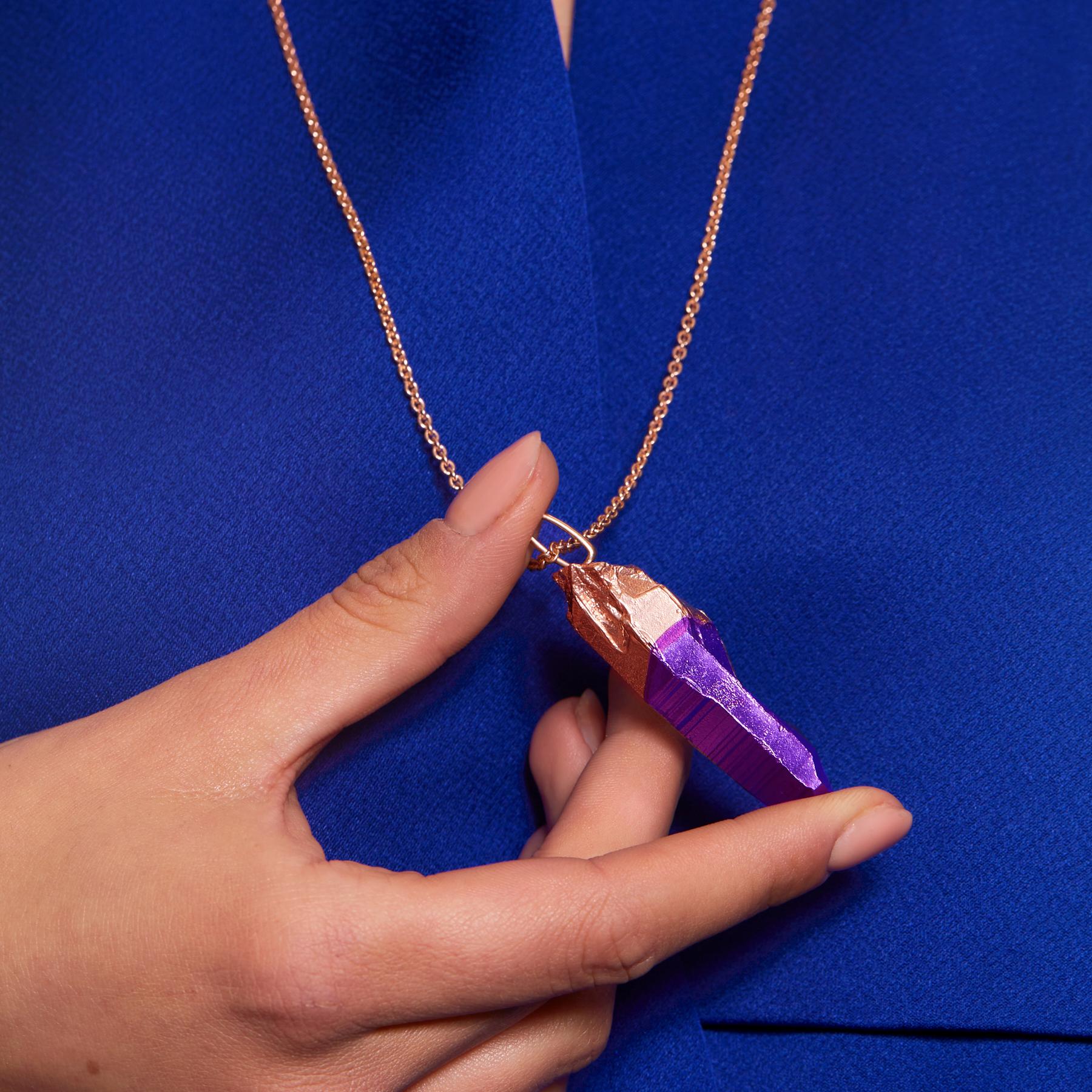 Collana con bacchetta HotRocks Alchemy in vermeil oro rosa 18ct Fairmined con punta rivestita in ceramica viola erica. La forma del ciondolo riproduce una bacchetta di quarzo naturale, creata attraverso il processo di fusione a cera persa, che evoca